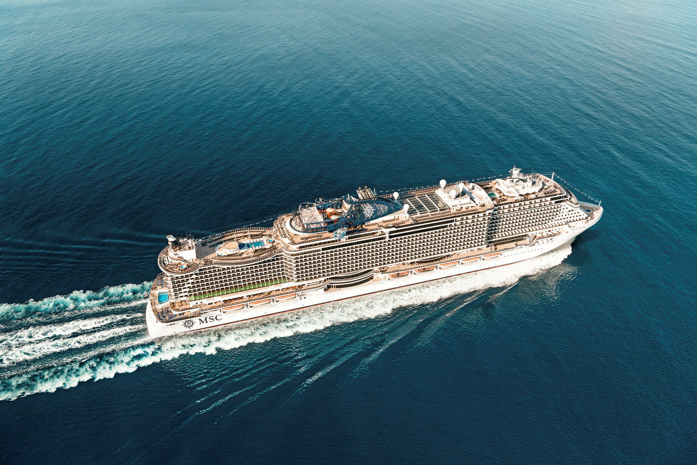 Et cruiseskip som seiler på blått hav. (AI-generert tekst)