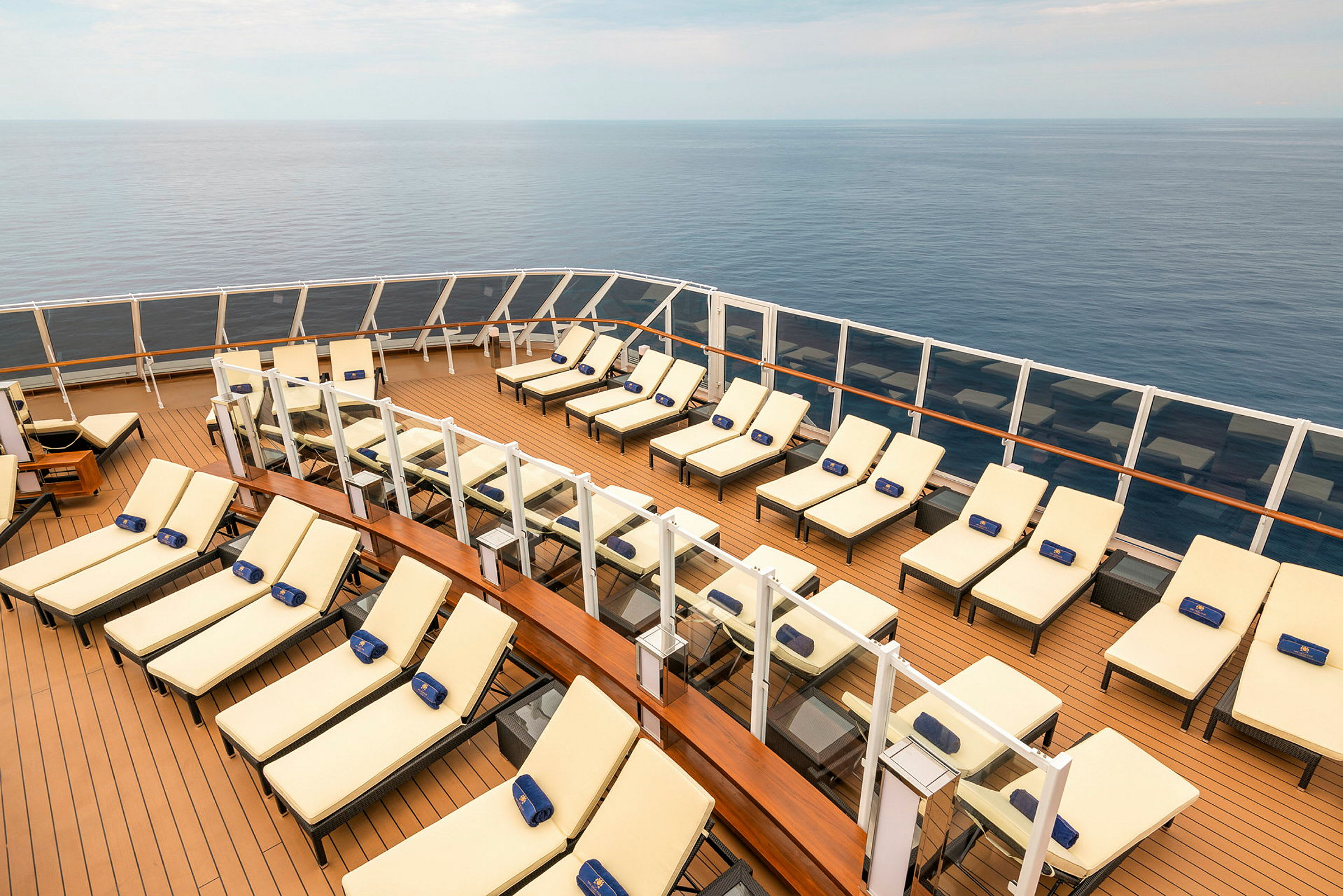 Solstoler på eksklusivt cruiseskip-dekk. (AI-generert tekst)