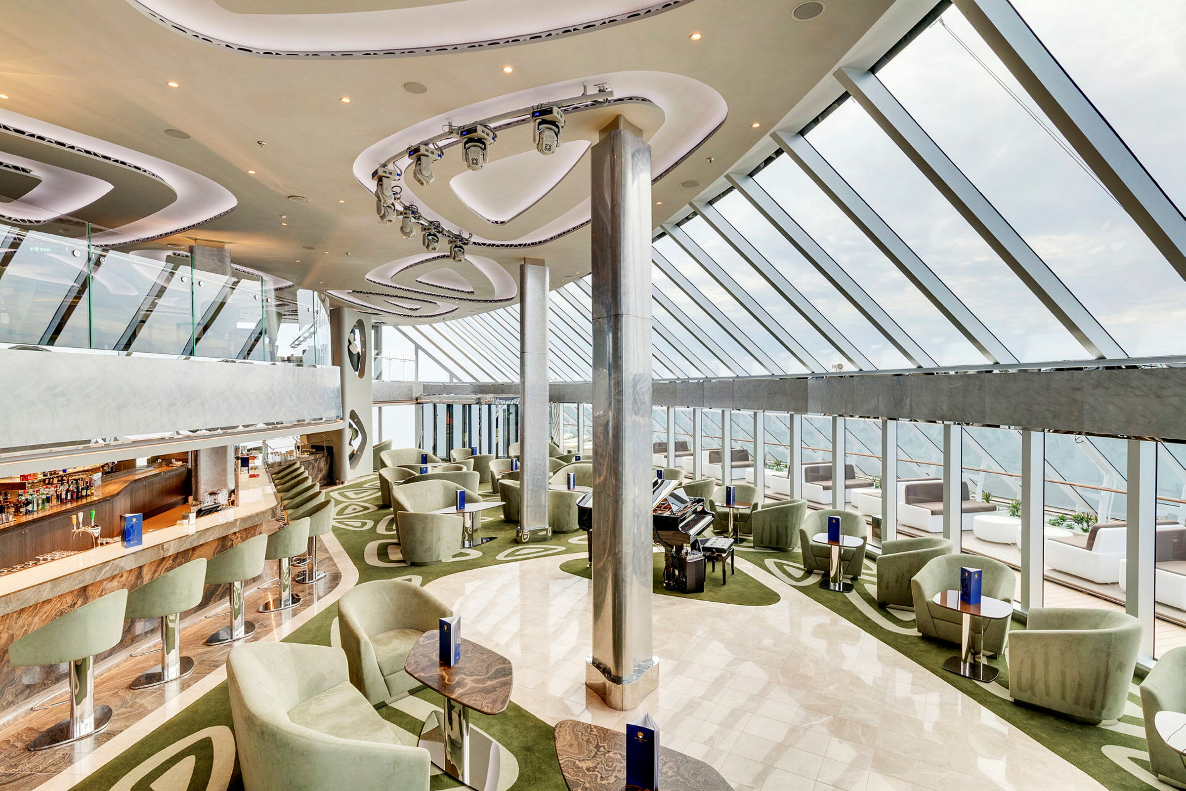 En moderne lounge med store glassvegger, komfortable sittemøbler og en elegant bar. (AI-generert tekst)