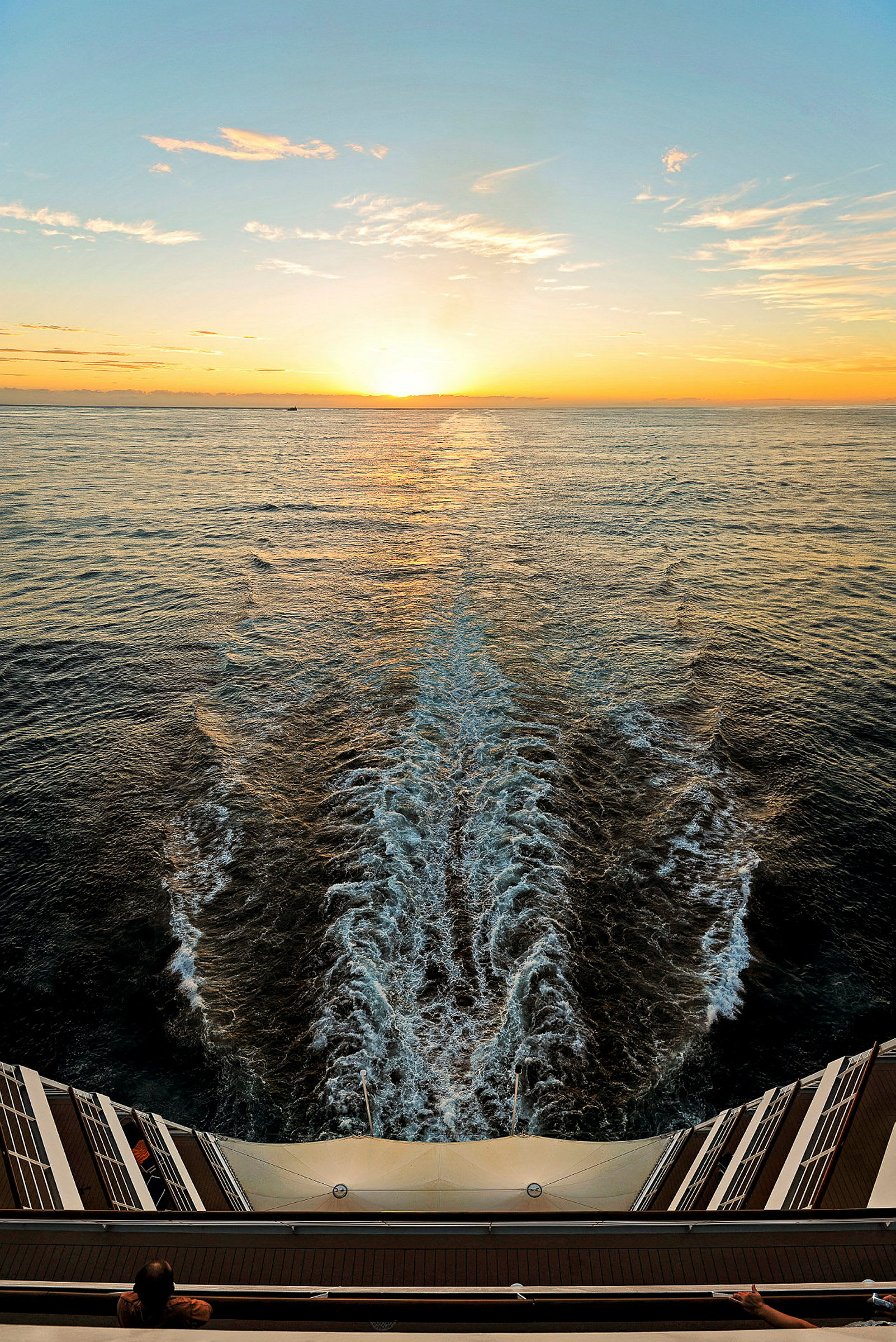 Utsikt fra en båt med solnedgang over havet. (AI-generert tekst)
