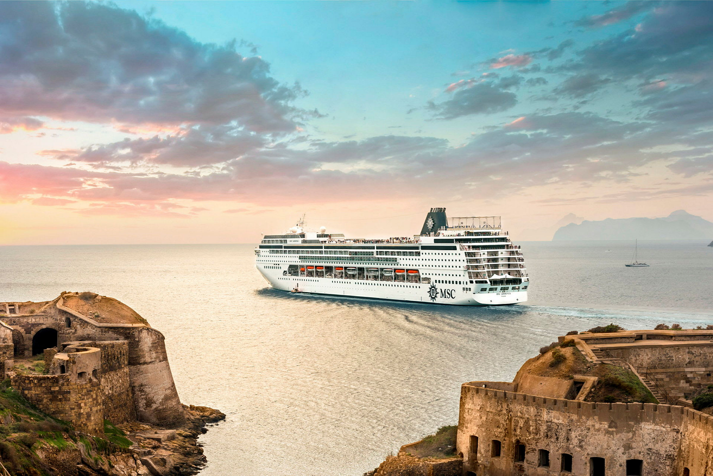 Et cruiseskip på havet ved en gammel steinfestning. (AI-generert tekst)
