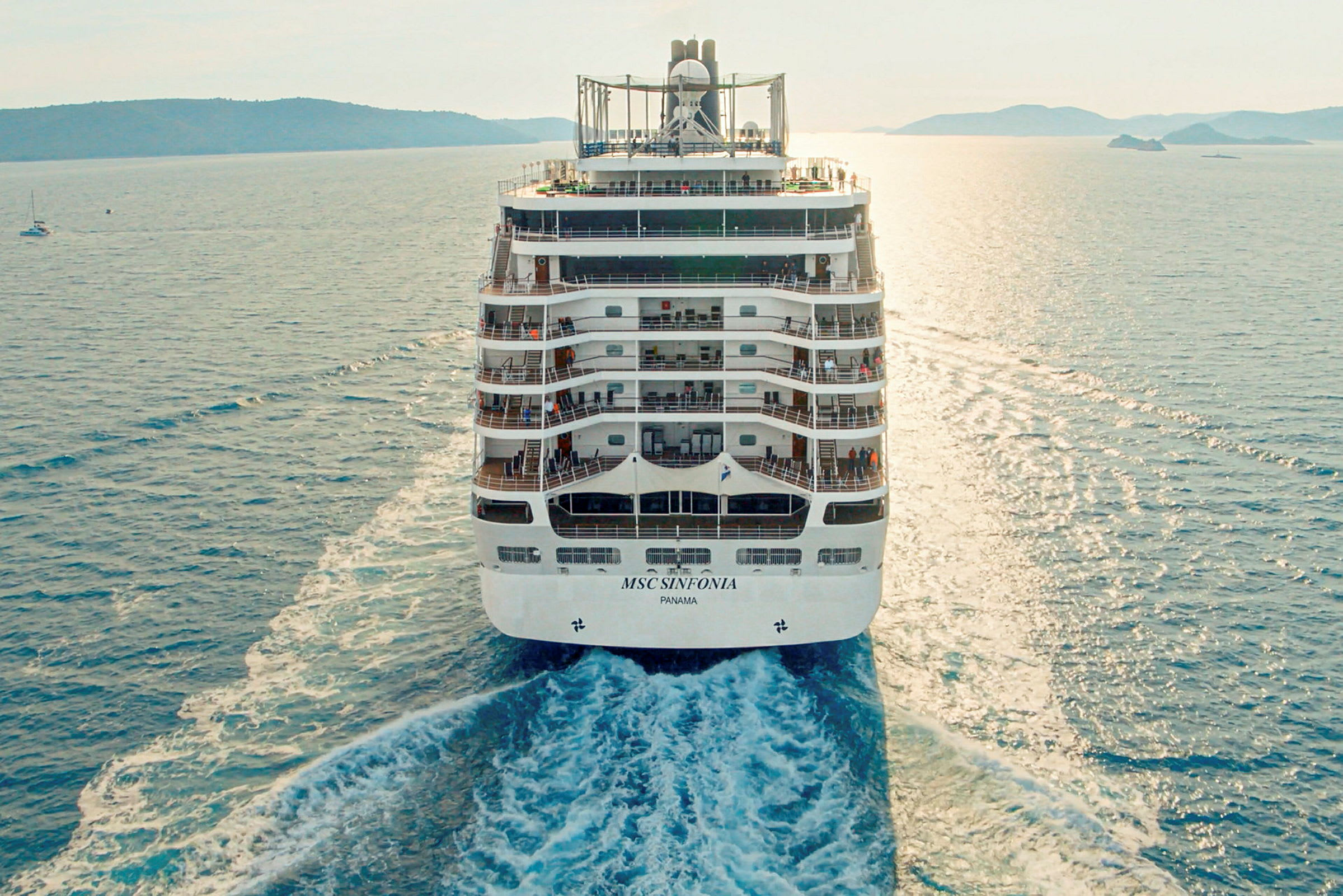 Et cruiseskip seiler på havet. (AI-generert tekst)