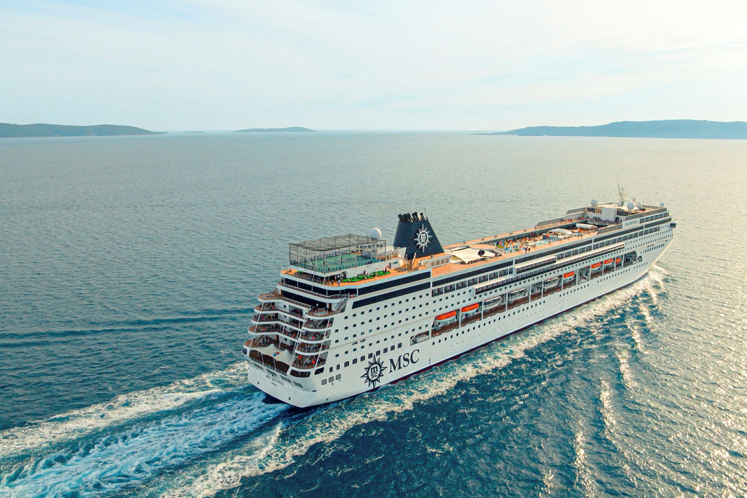 Et cruiseskip på sjøen. (AI-generert tekst)