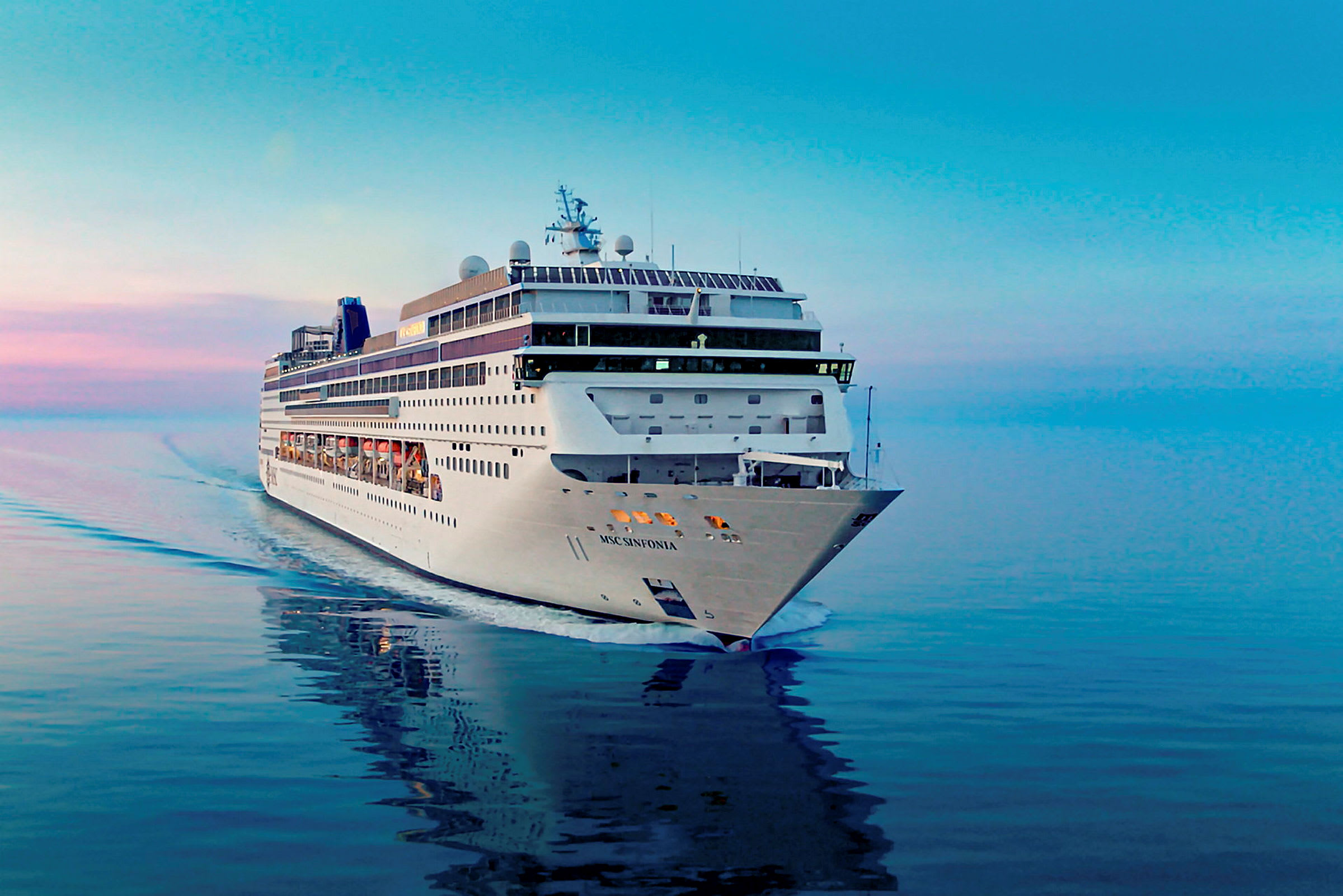 Bilde av et cruiseskip i rolig vann under en blå og rosa himmel. (AI-generert tekst)
