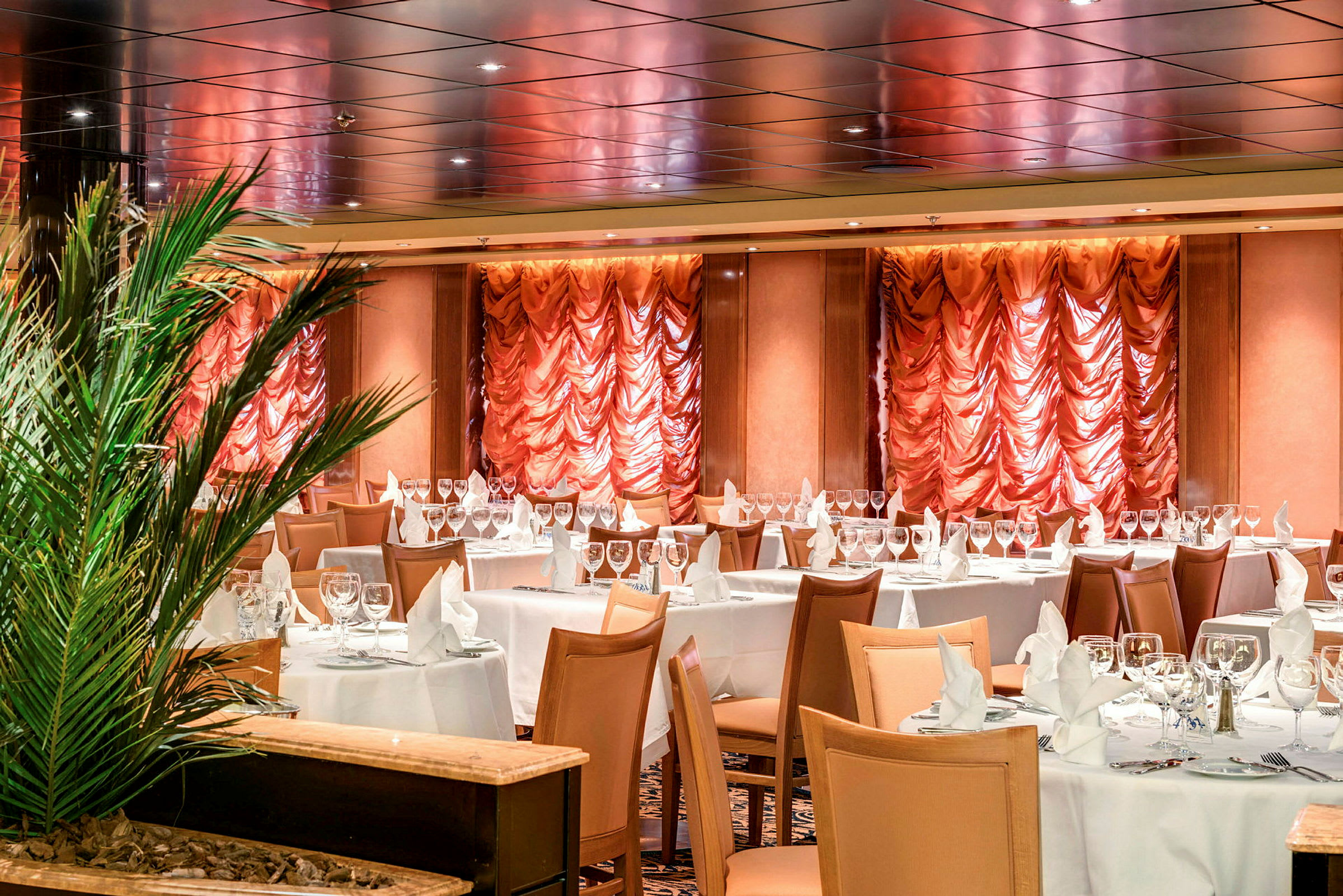 En elegant restaurant med oppdekkede bord og tekstilpynt på veggene. (AI-generert tekst)