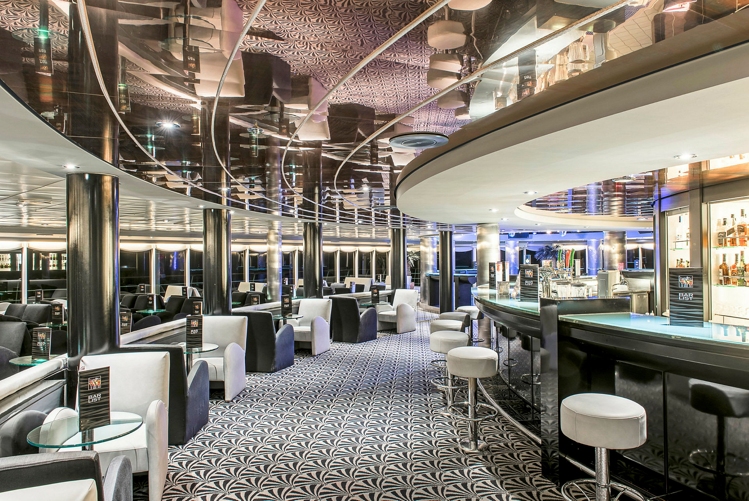 En moderne bar med komfortable sitteplasser og elegant interiør. (AI-generert tekst)