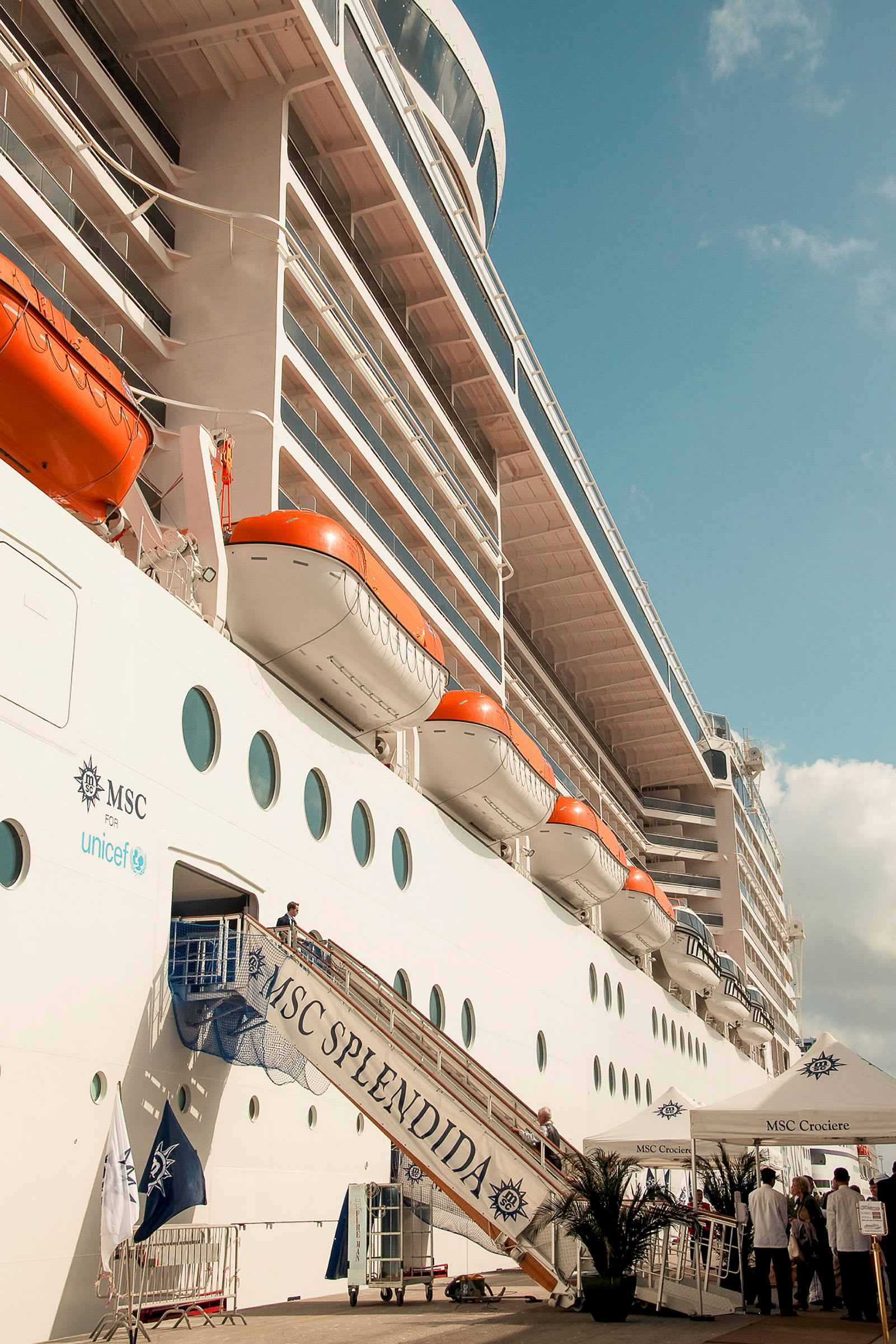 Et cruiseskip ved kaien med en landgang merket 'MSC Splendida'. (AI-generert tekst)