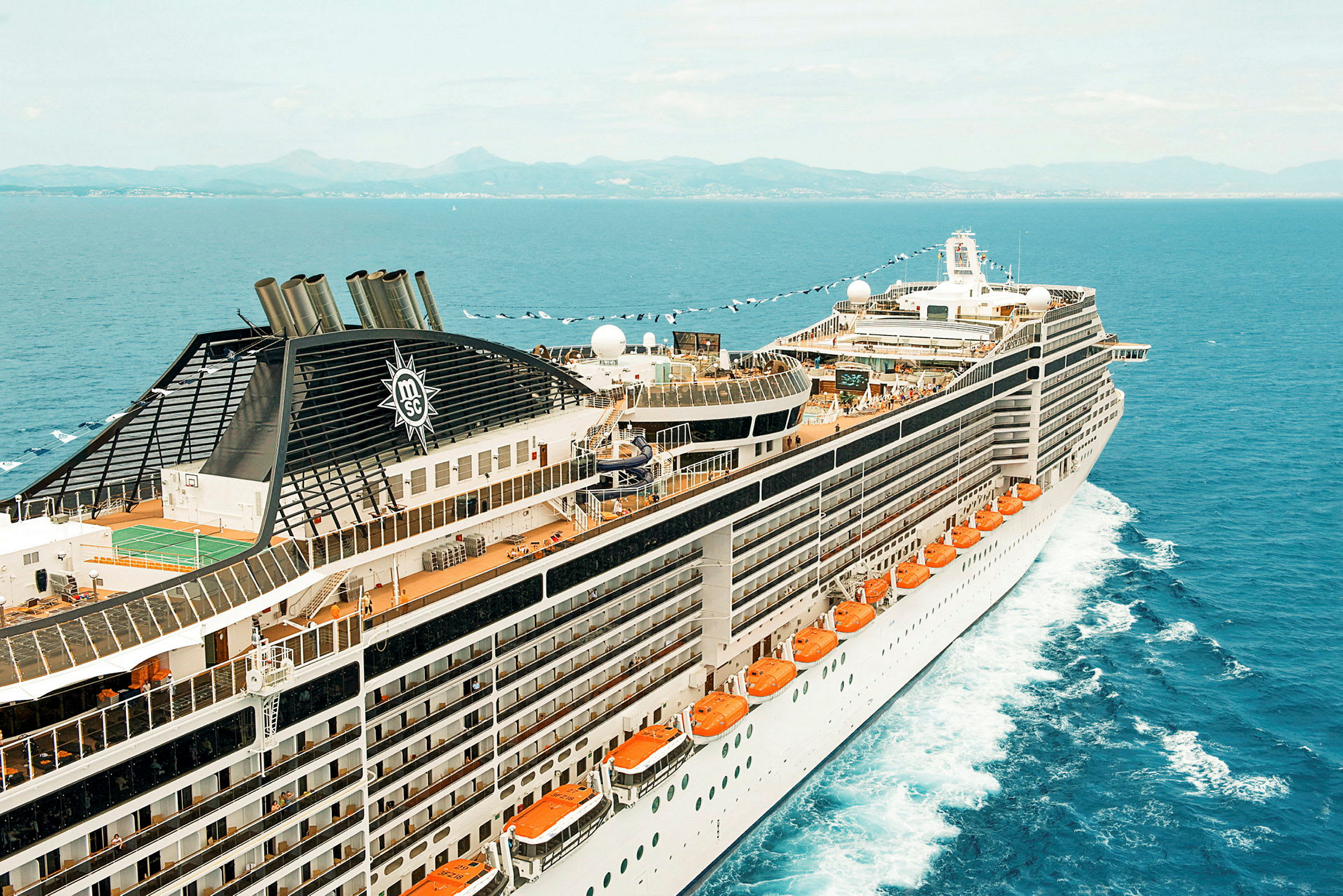 Et cruiseskip som seiler på havet. (AI-generert tekst)