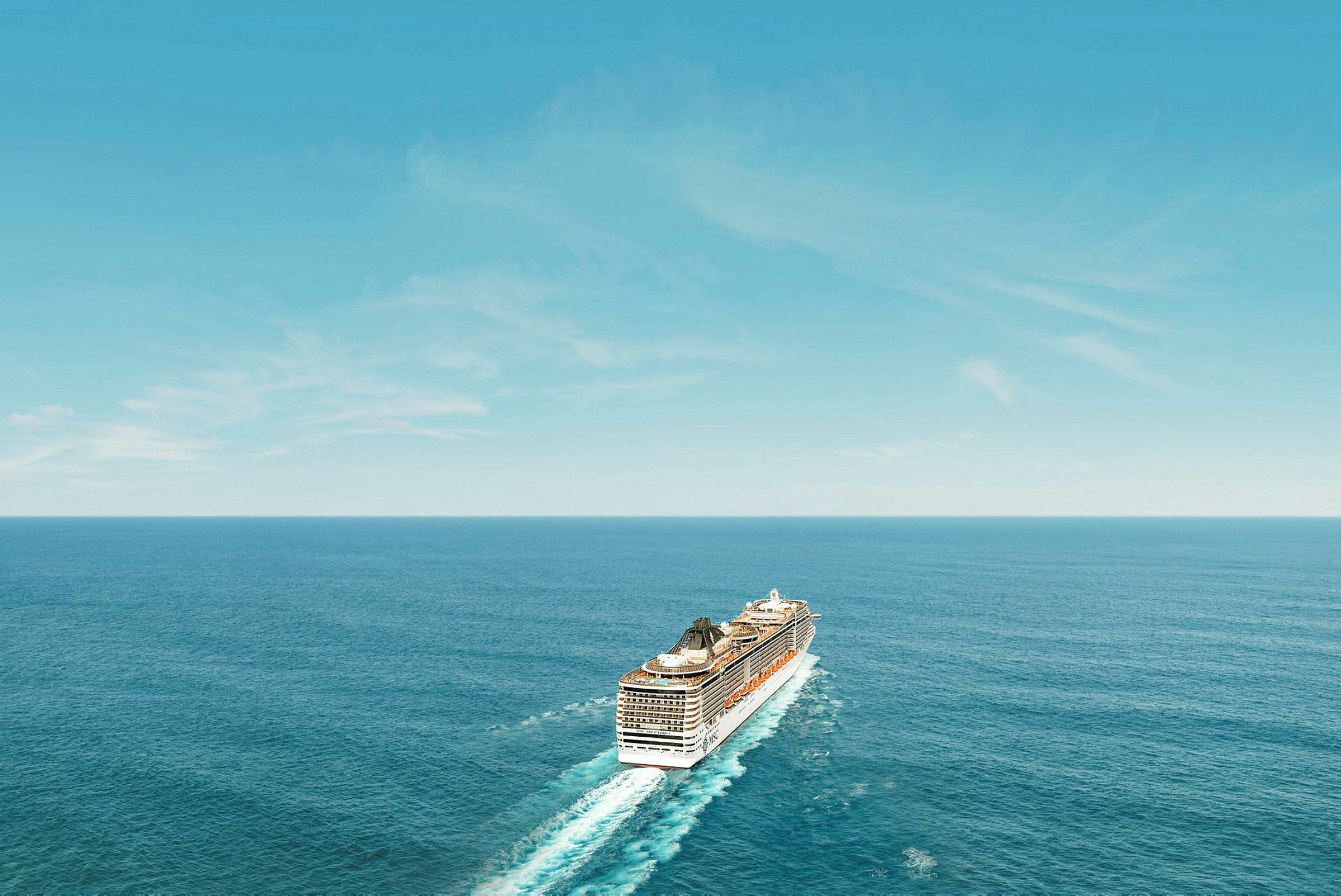 Et cruiseskip på åpent hav under en klar blå himmel. (AI-generert tekst)