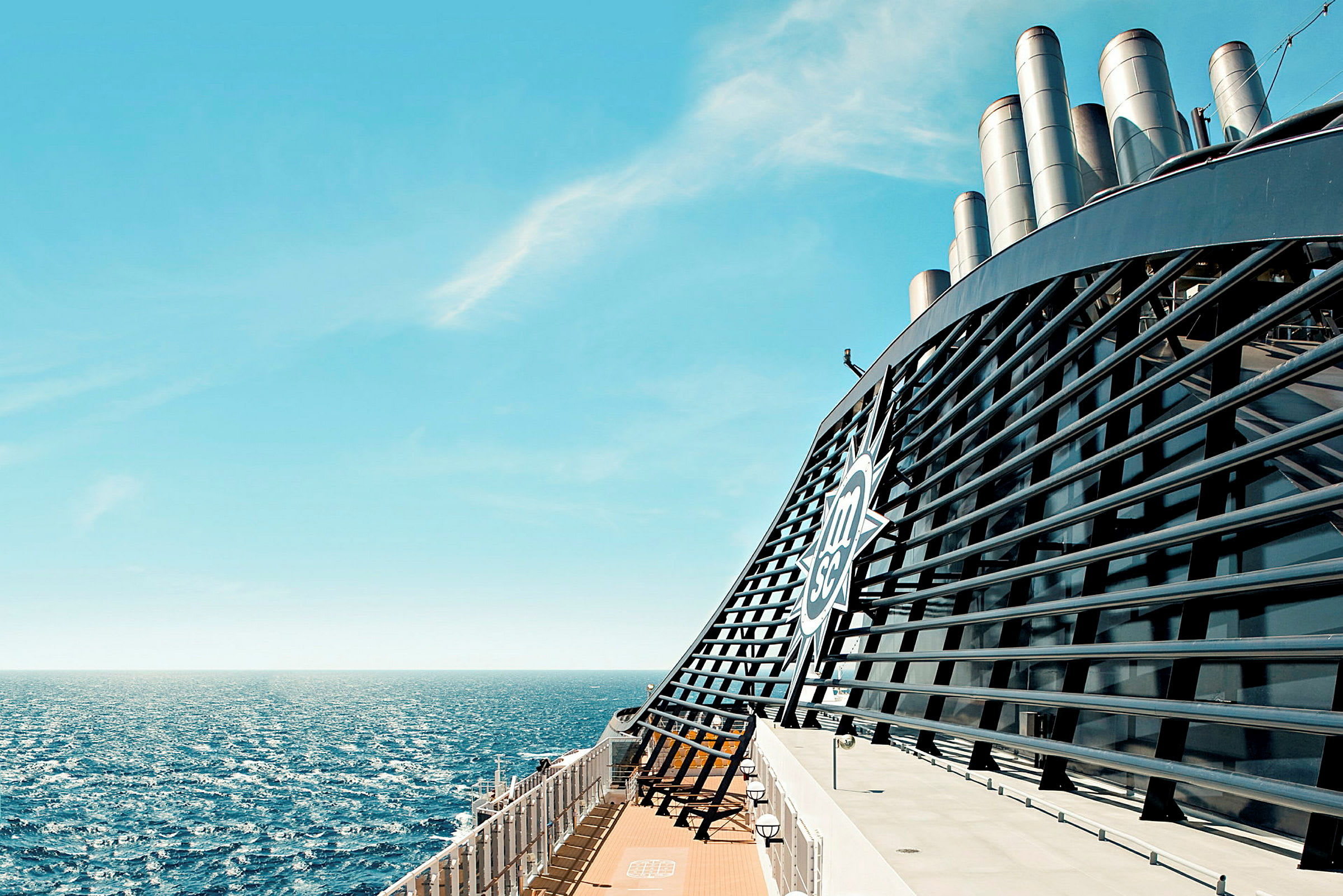 Det øvre dekket på et cruiseskip med hav og blå himmel. (AI-generert tekst)