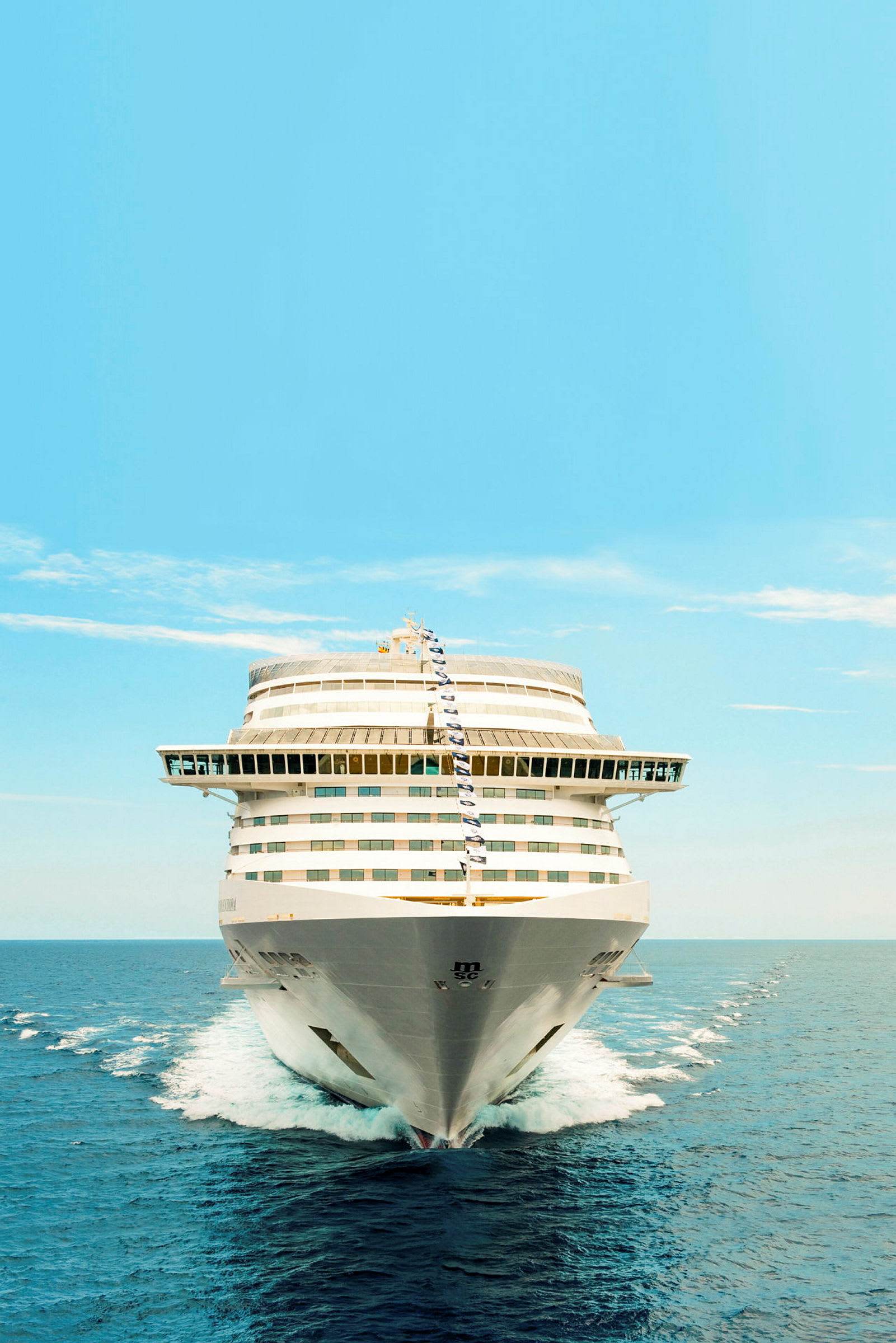 Et cruiseskip som seiler på havet under en klar blå himmel. (AI-generert tekst)