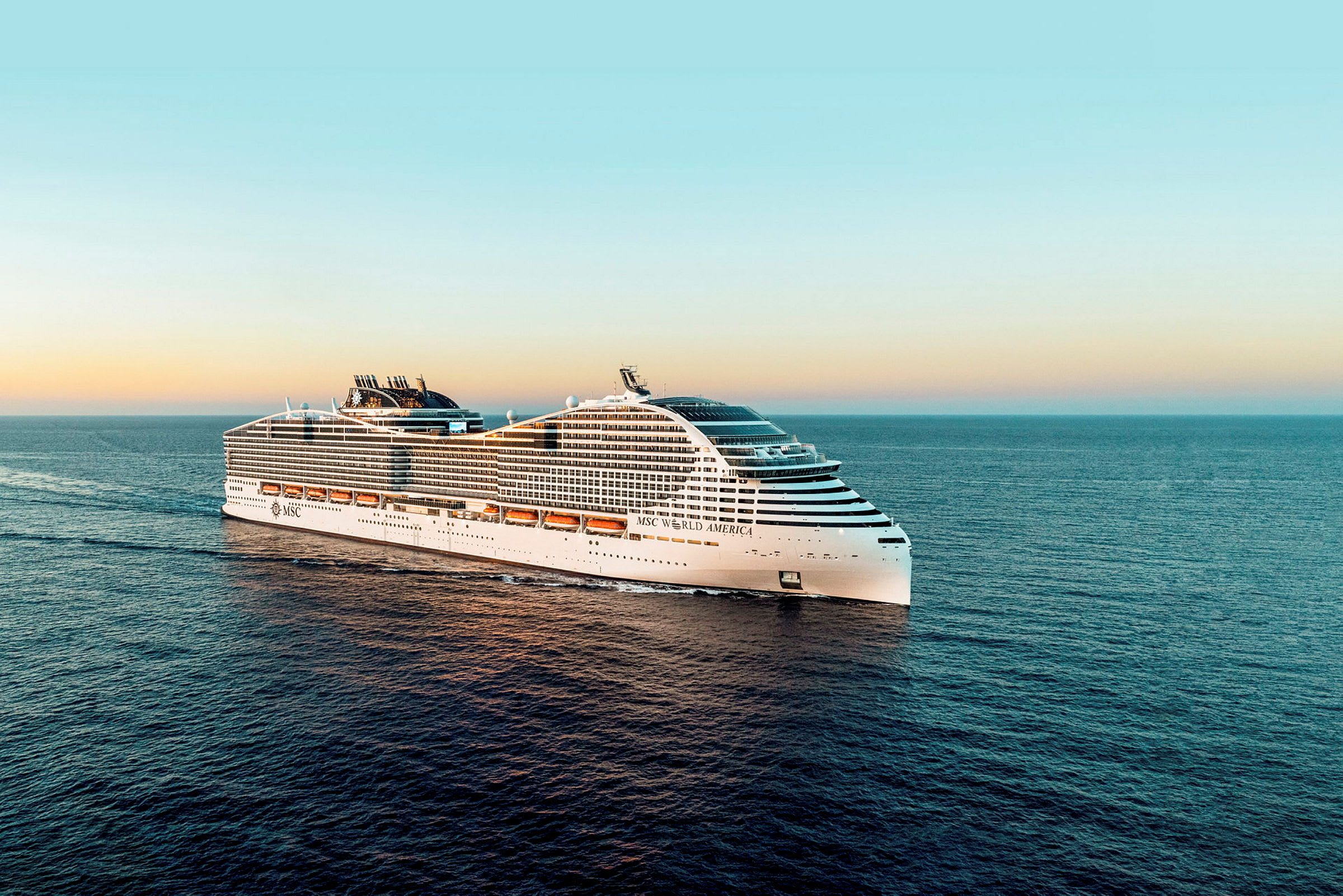 Et cruiseskip på et åpent hav ved solnedgang. (AI-generert tekst)