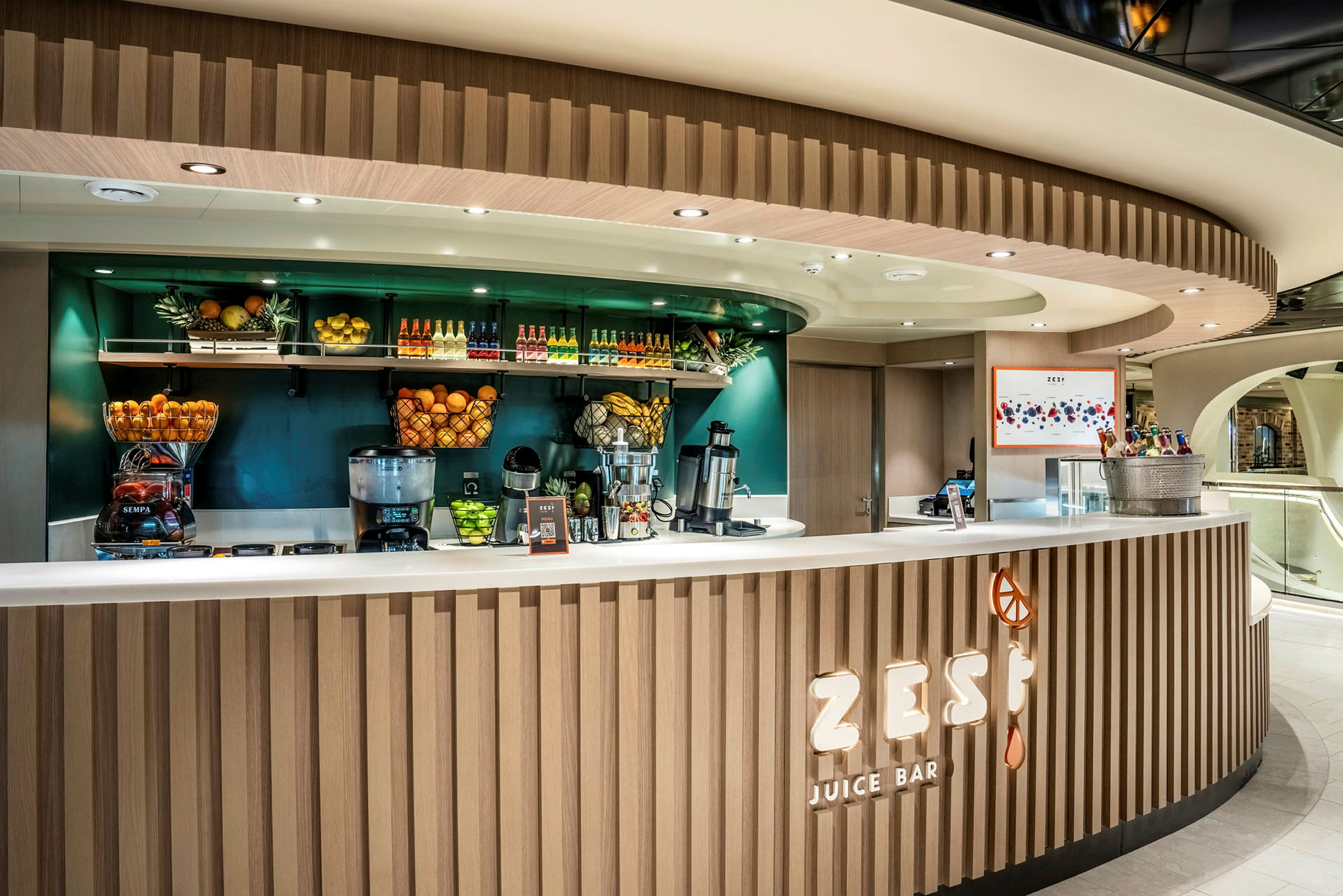 Bilde av en juicebar med moderne design, fylt med fersk frukt og juiceflasker. (AI-generert tekst)