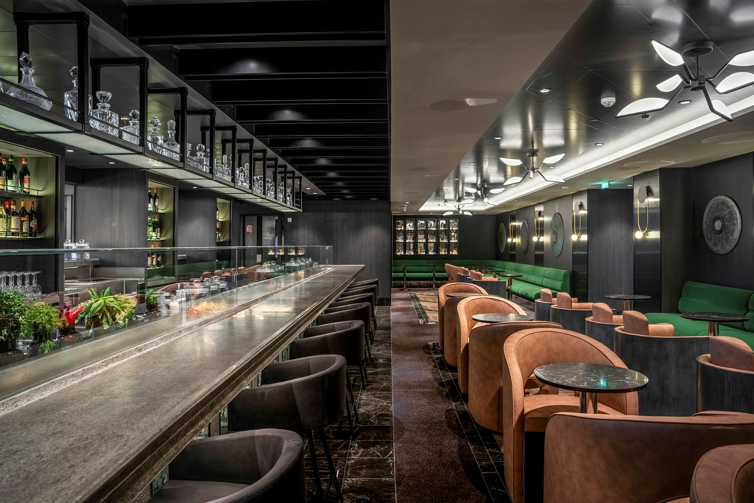 En elegant lounge med en bardisk og sitteplasser. (AI-generert tekst)