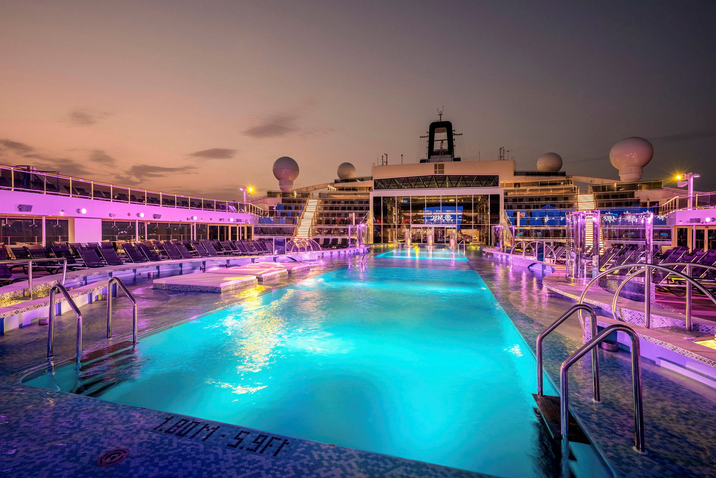 Bilde av et opplyst basseng på et cruiseskip ved skumring. (AI-generert tekst)