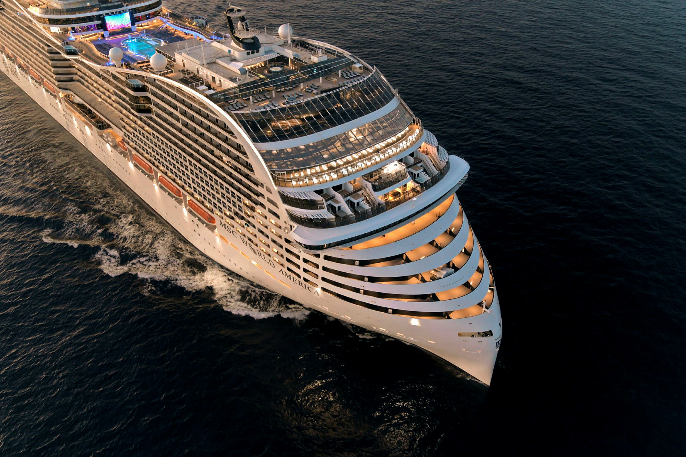 Et moderne cruiseskip seiler over havet. (AI-generert tekst)