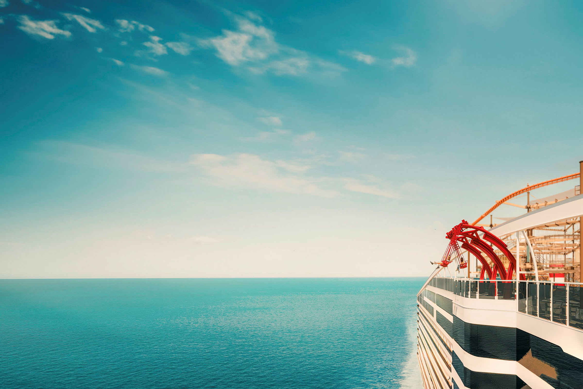 Bilde av et cruiseskip mot havet. (AI-generert tekst)