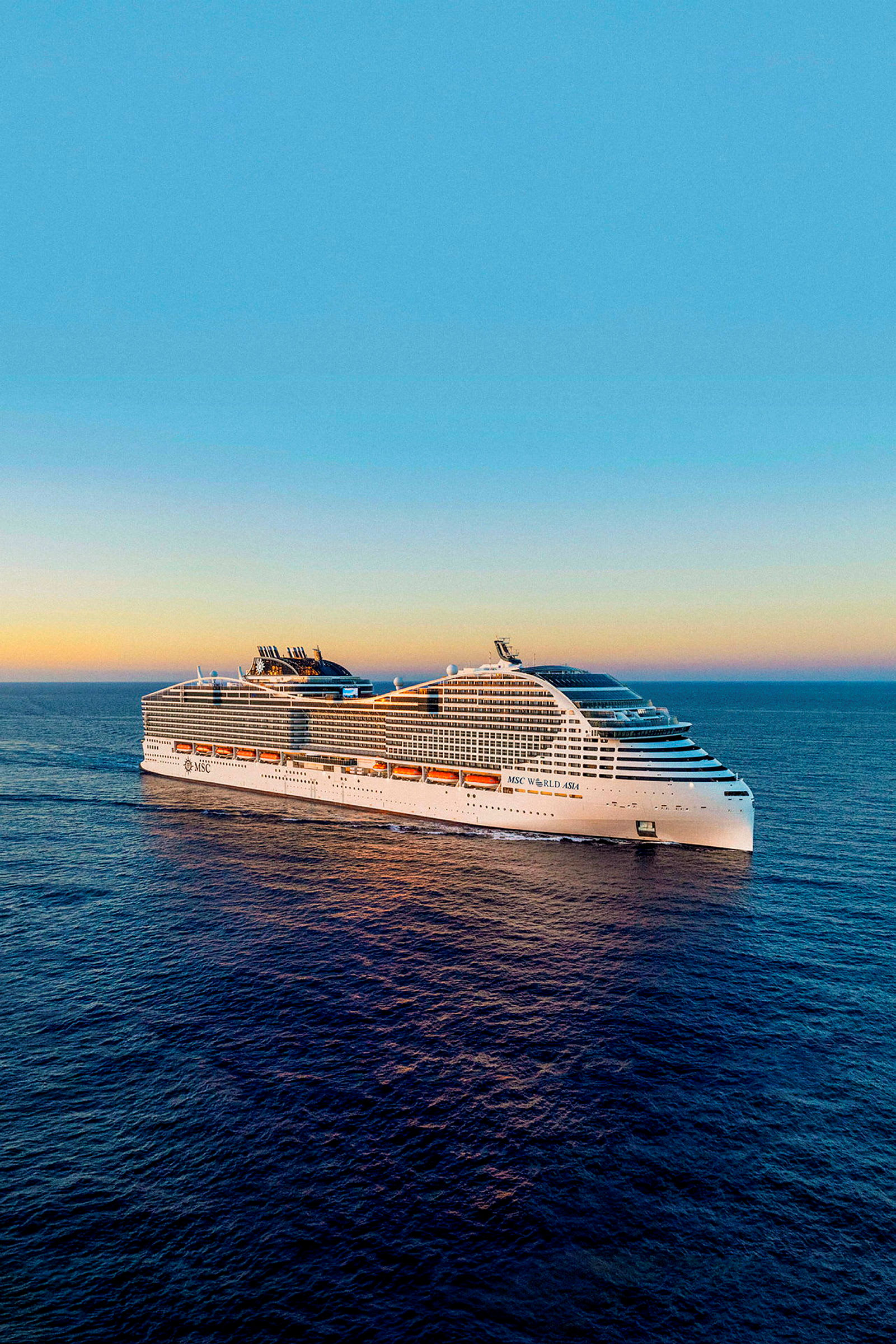 Et stort cruiseskip seiler på åpent hav under en klar himmel. (AI-generert tekst)