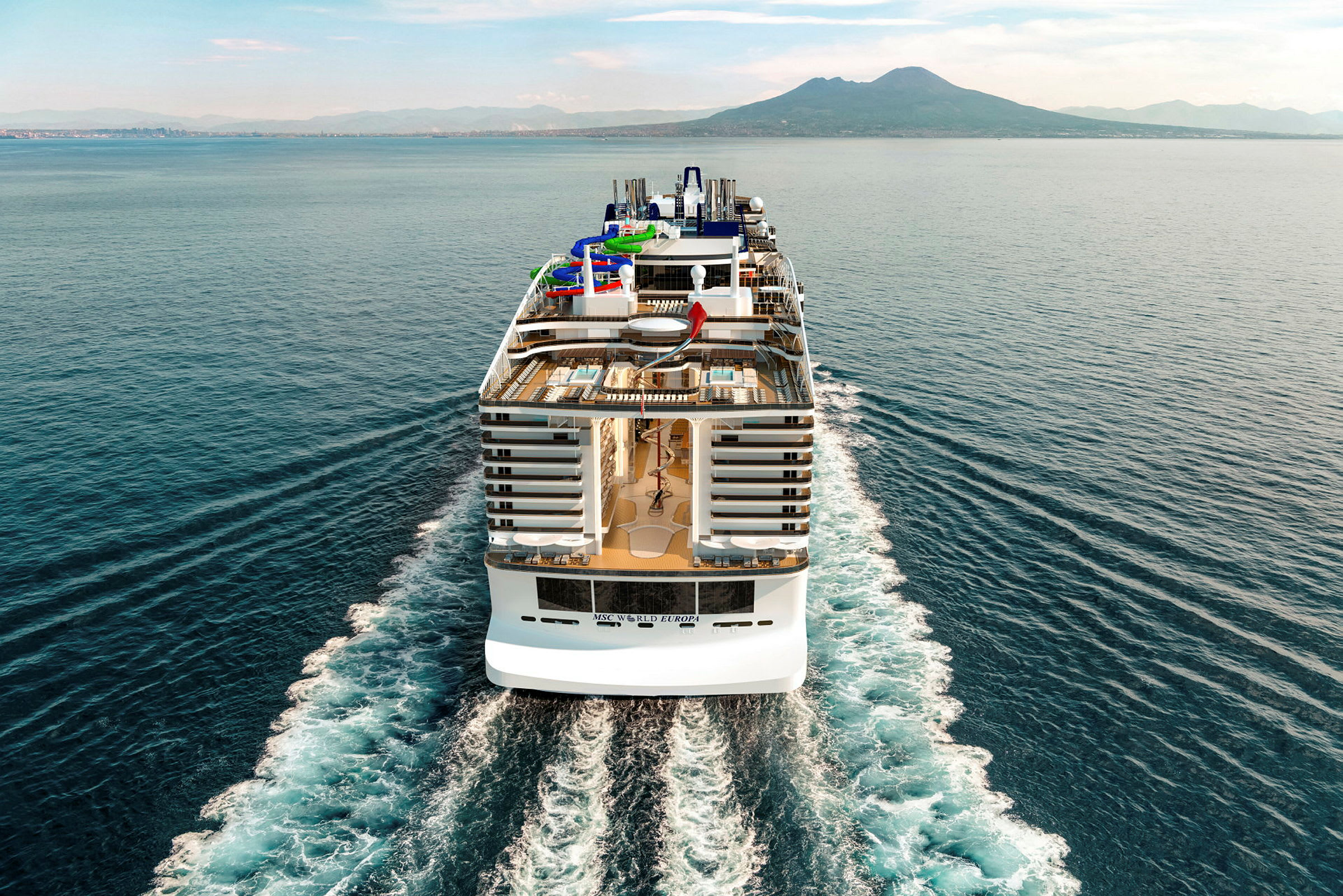 Et cruiseskip på havet med fjell i bakgrunnen. (AI-generert tekst)