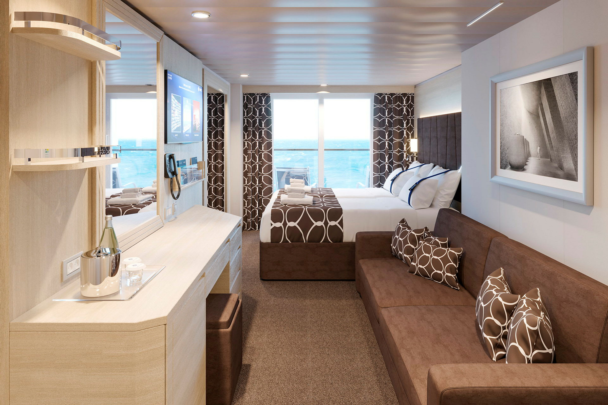 Et elegant innredet hotellrom med havutsikt. Rommet har en seng, en sofa, et speil og en skrivebordsflate. (AI-generert tekst)