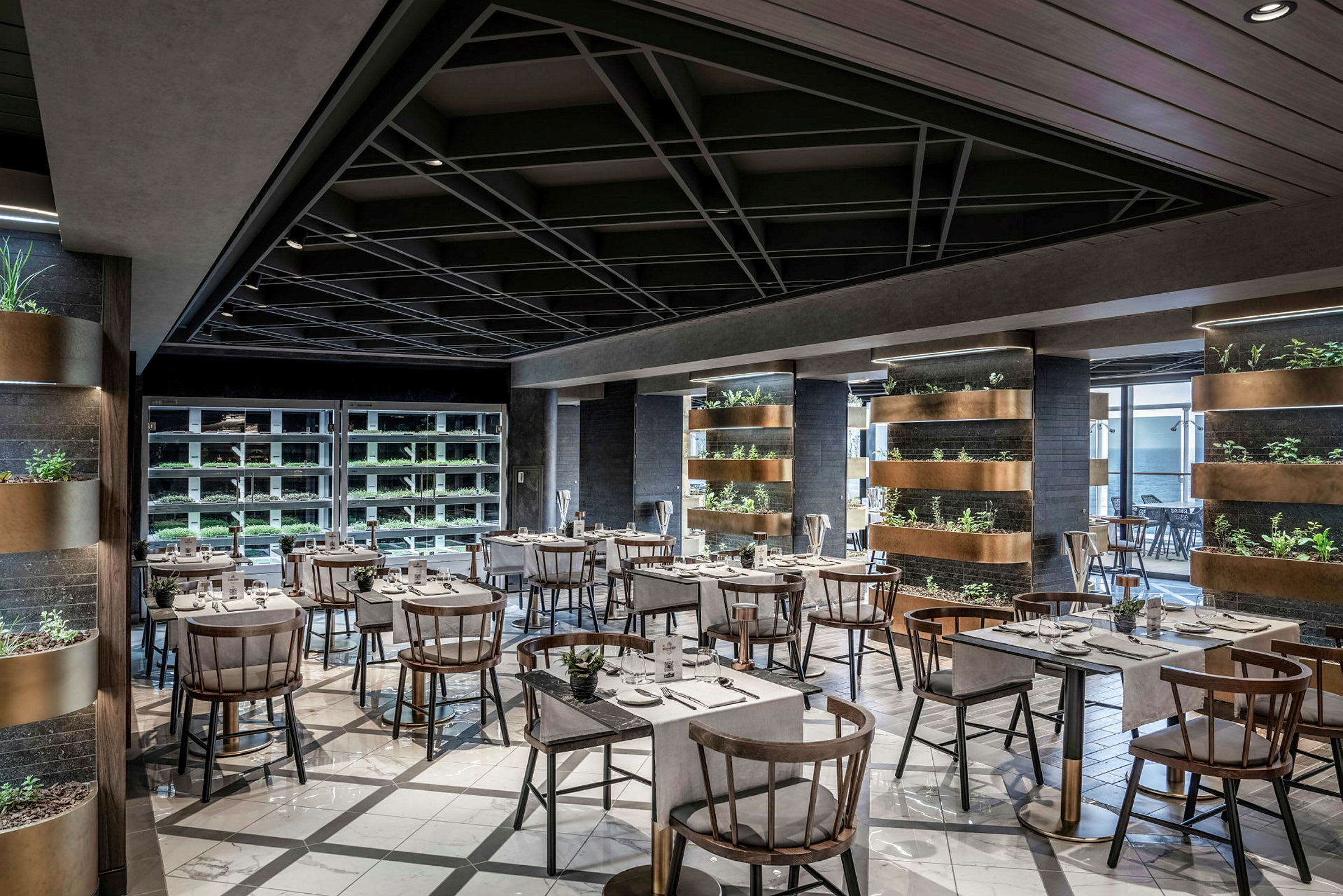 Interiørbilde av en moderne restaurant med bord, stoler og plantedekorasjoner. (AI-generert tekst)