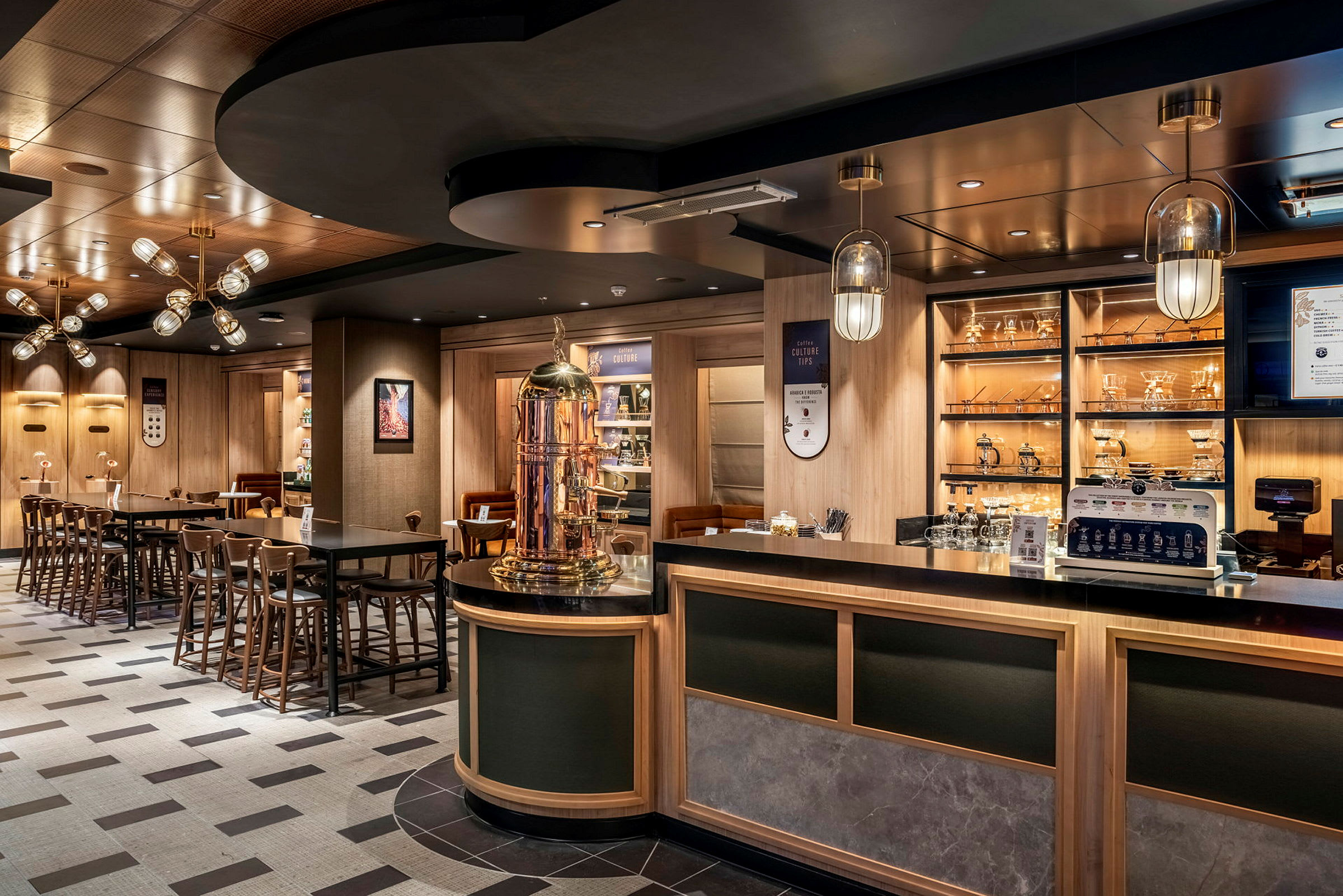 Interiør av en kafé med båser og stoler samt et stort serveringsområde. (AI-generert tekst)