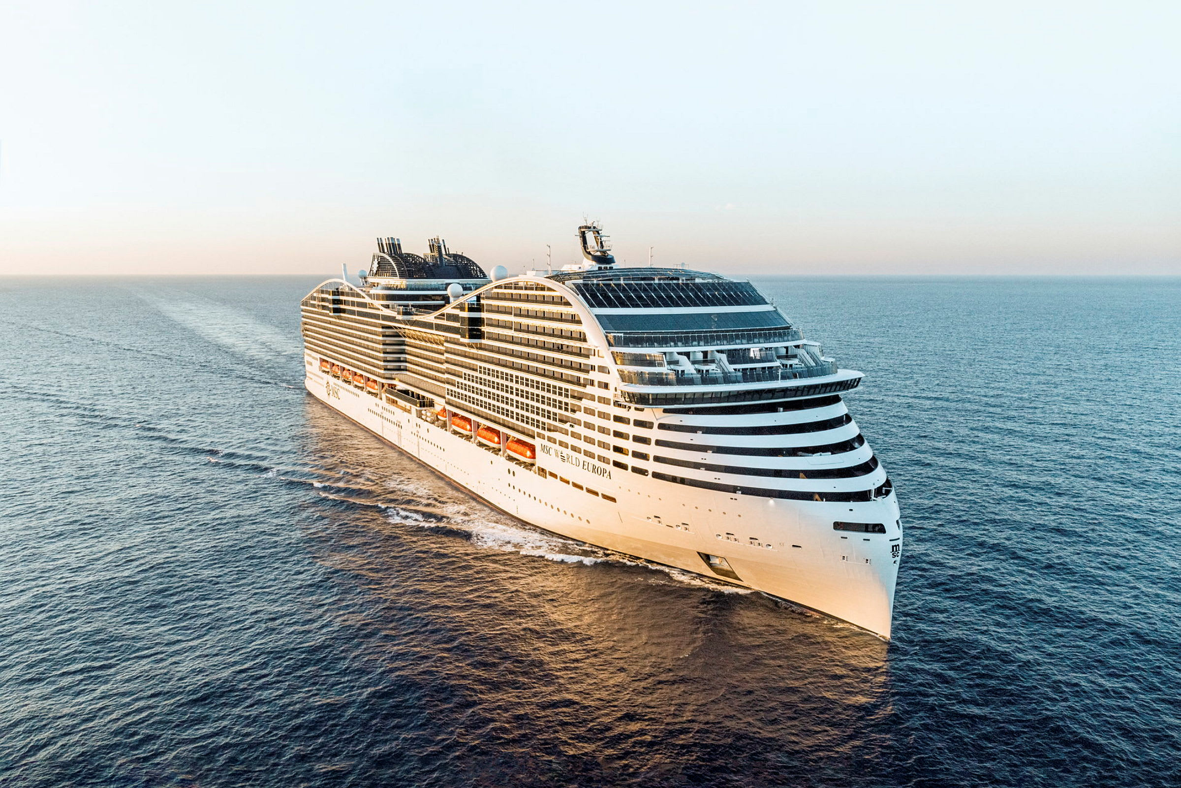Cruiseskip seiler på åpent hav. (AI-generert tekst)
