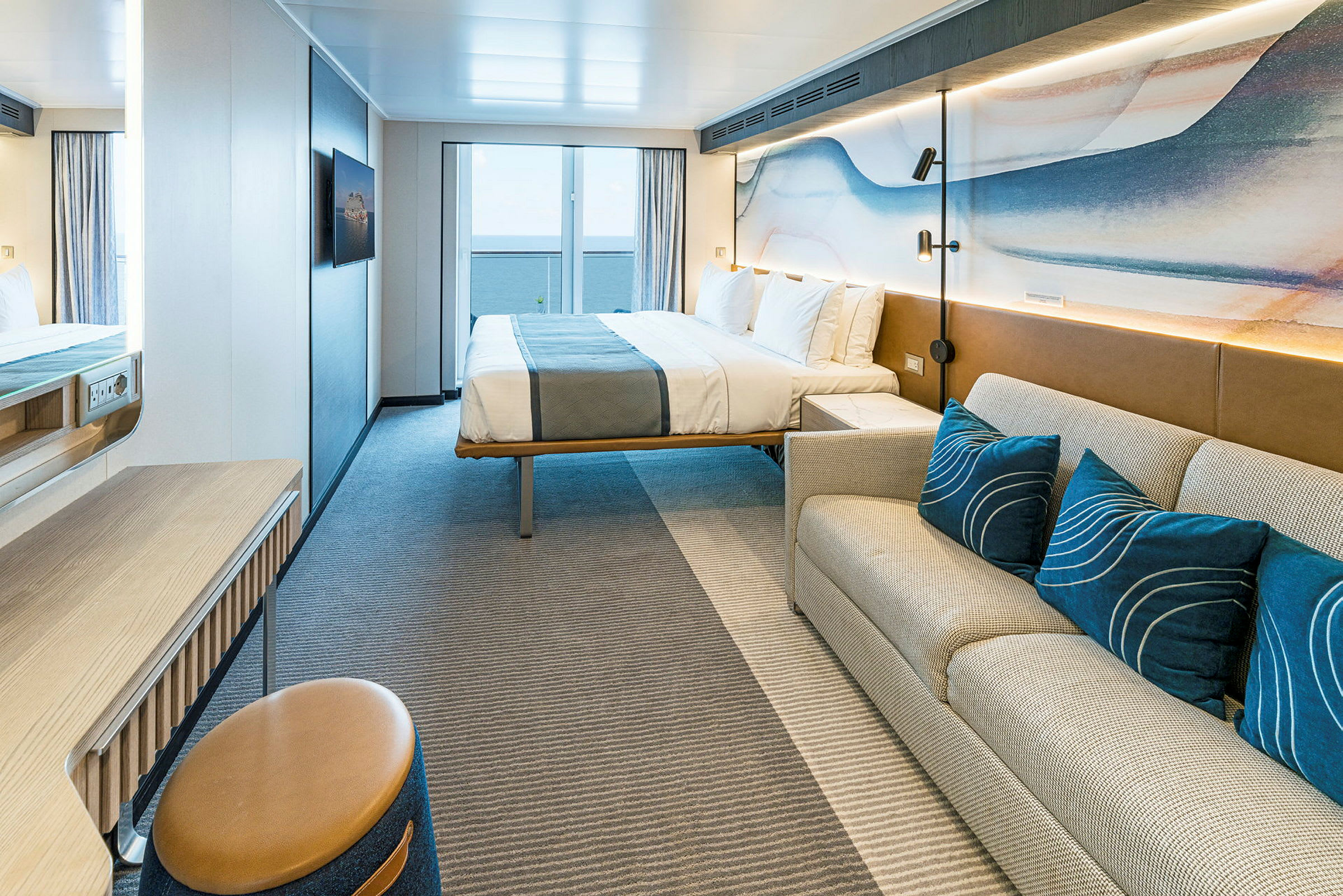 Hotellrom med seng, sofa og skrivebord. (AI-generert tekst)