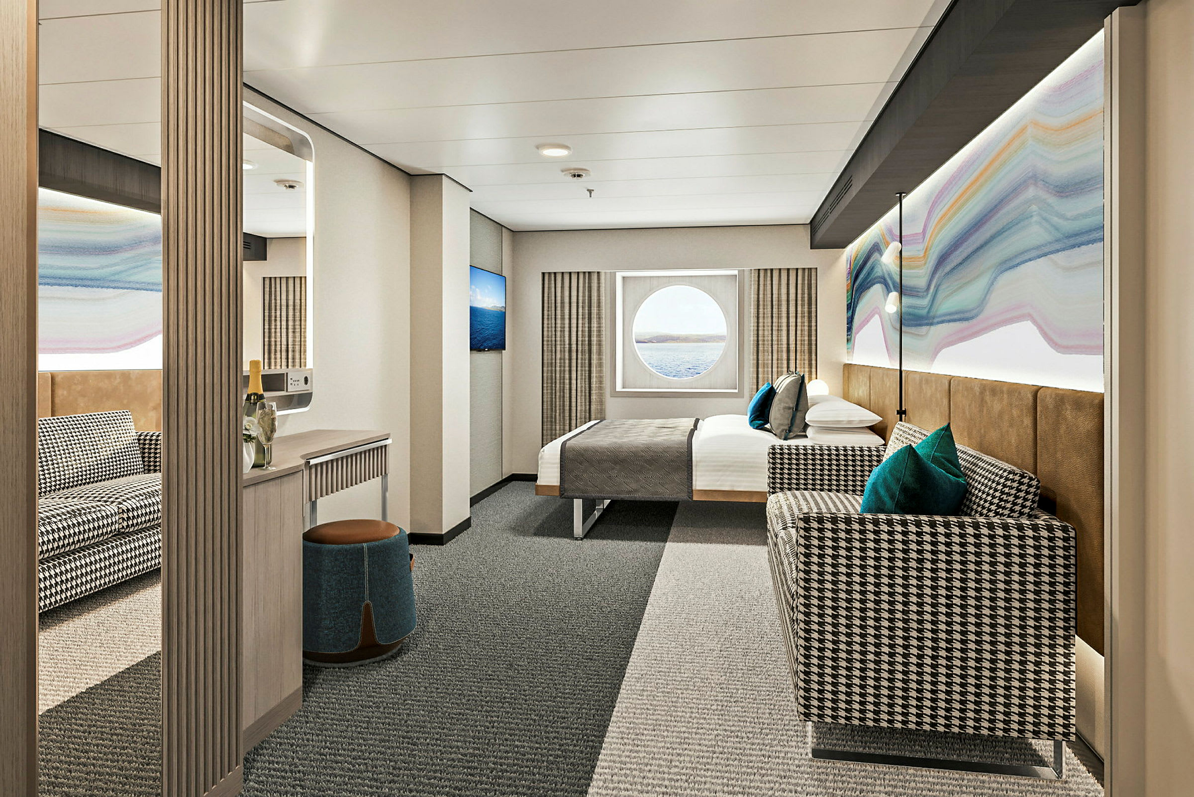 En moderne hotellsuite med lys innredning, sittegruppe og en seng ved siden av et rundt vindu med utsikt over sjøen. (AI-generert tekst)