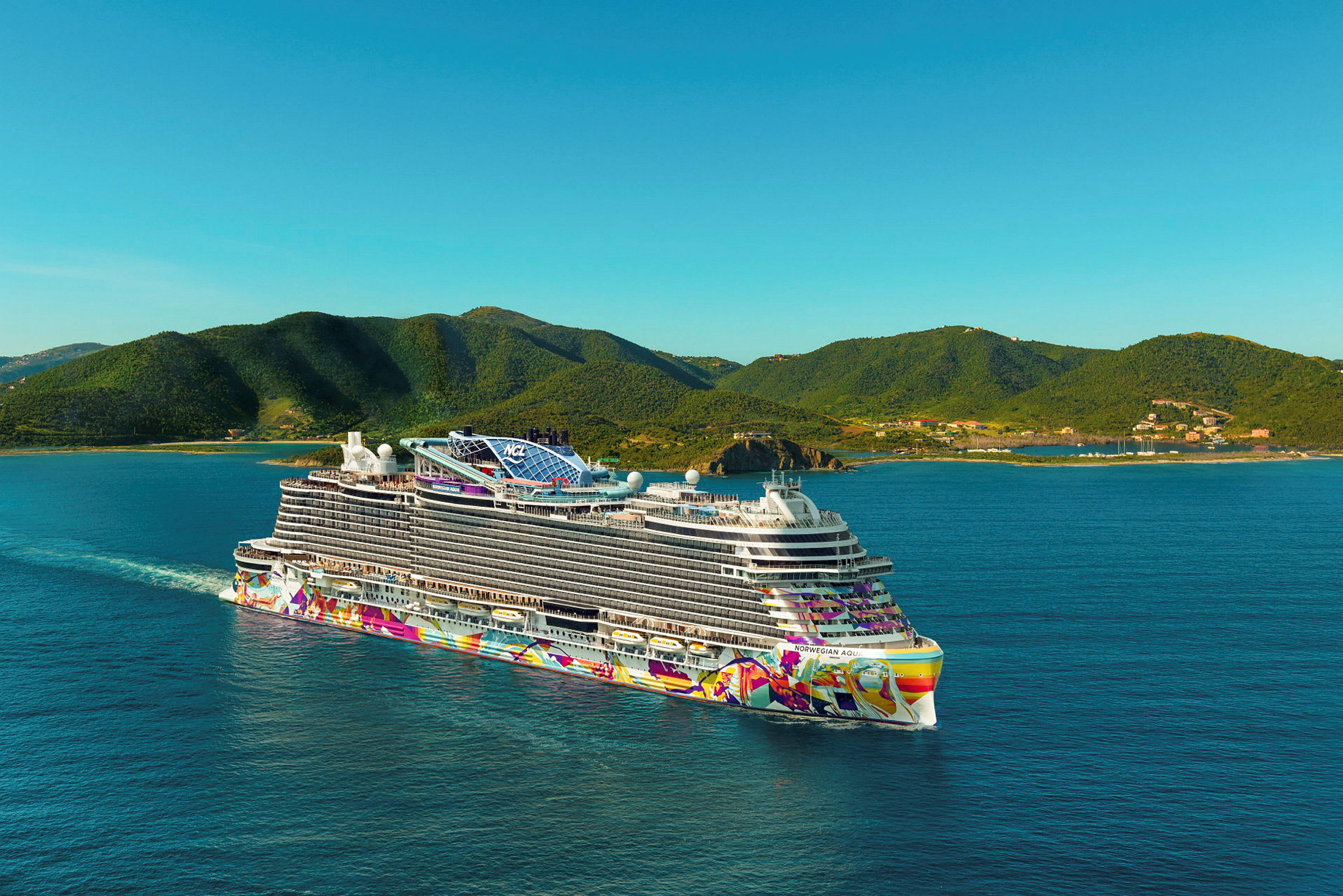 Et fargerikt cruiseskip seiler på en blå sjø omgitt av frodige åser. (AI-generert tekst)