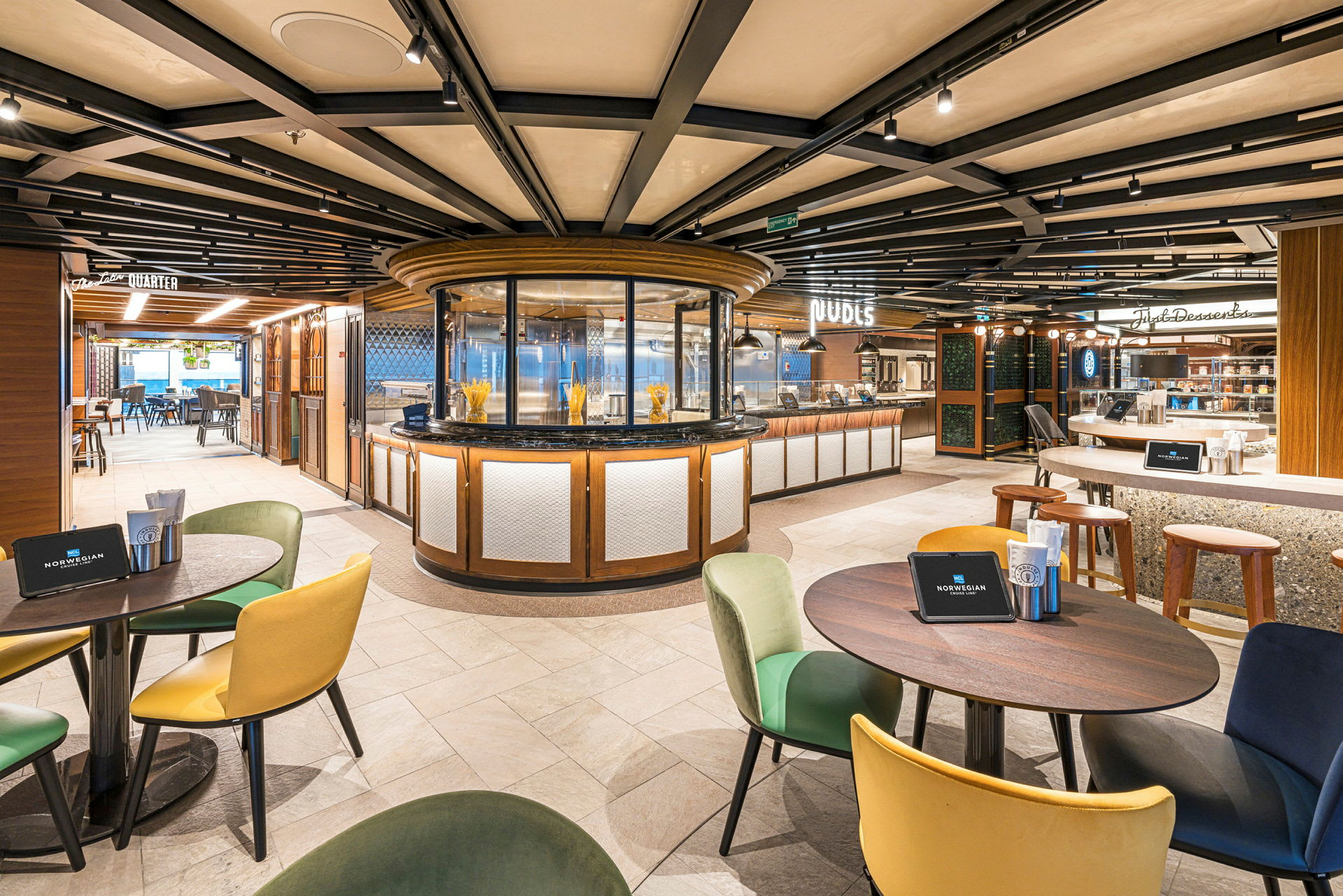 Moderne restaurant med sitteplasser, en serveringsdisk og et stort kjøkkenområde. (AI-generert tekst)
