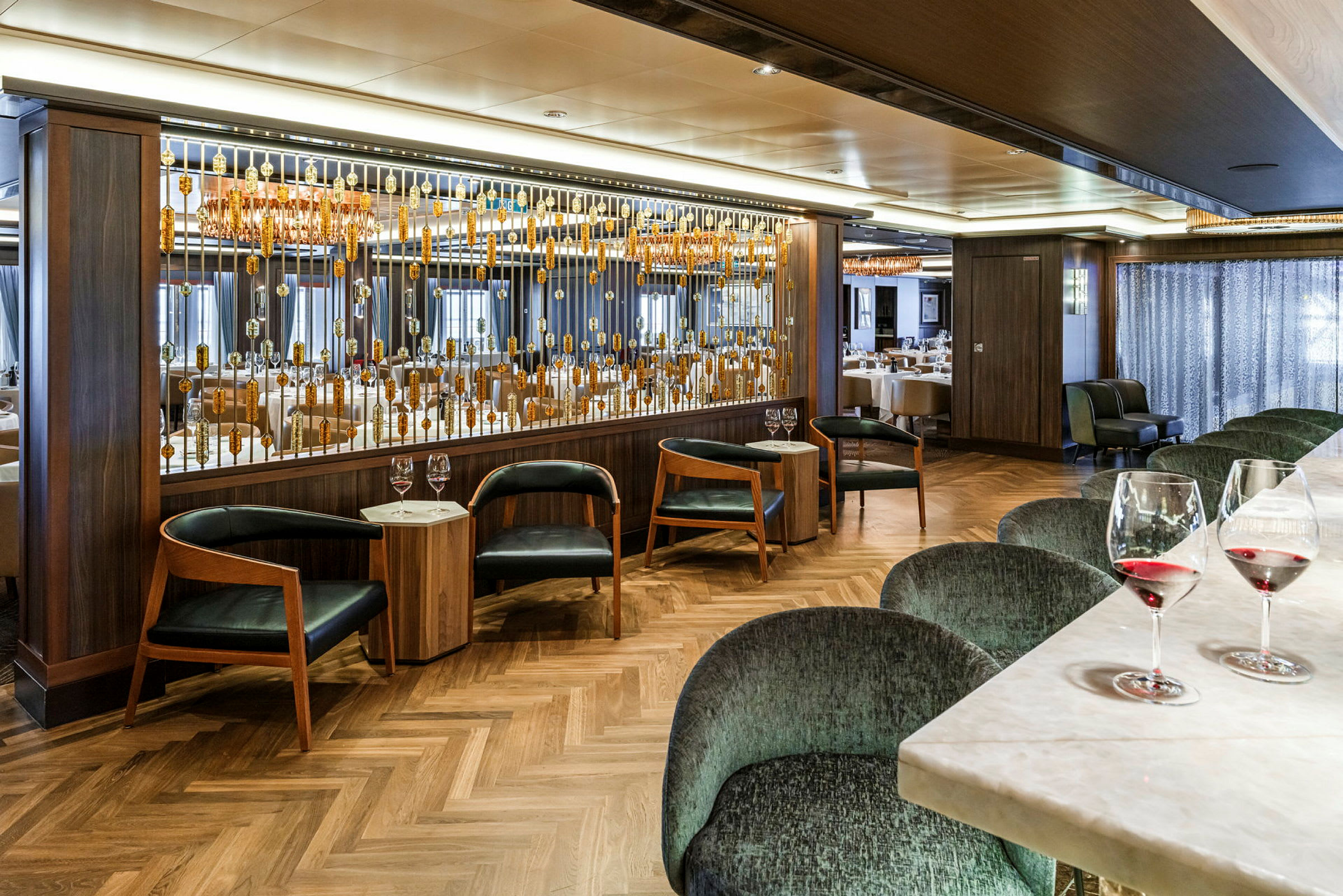 En moderne restaurant med bord og stoler, samt dekorasjoner mellom seksjoner. (AI-generert tekst)