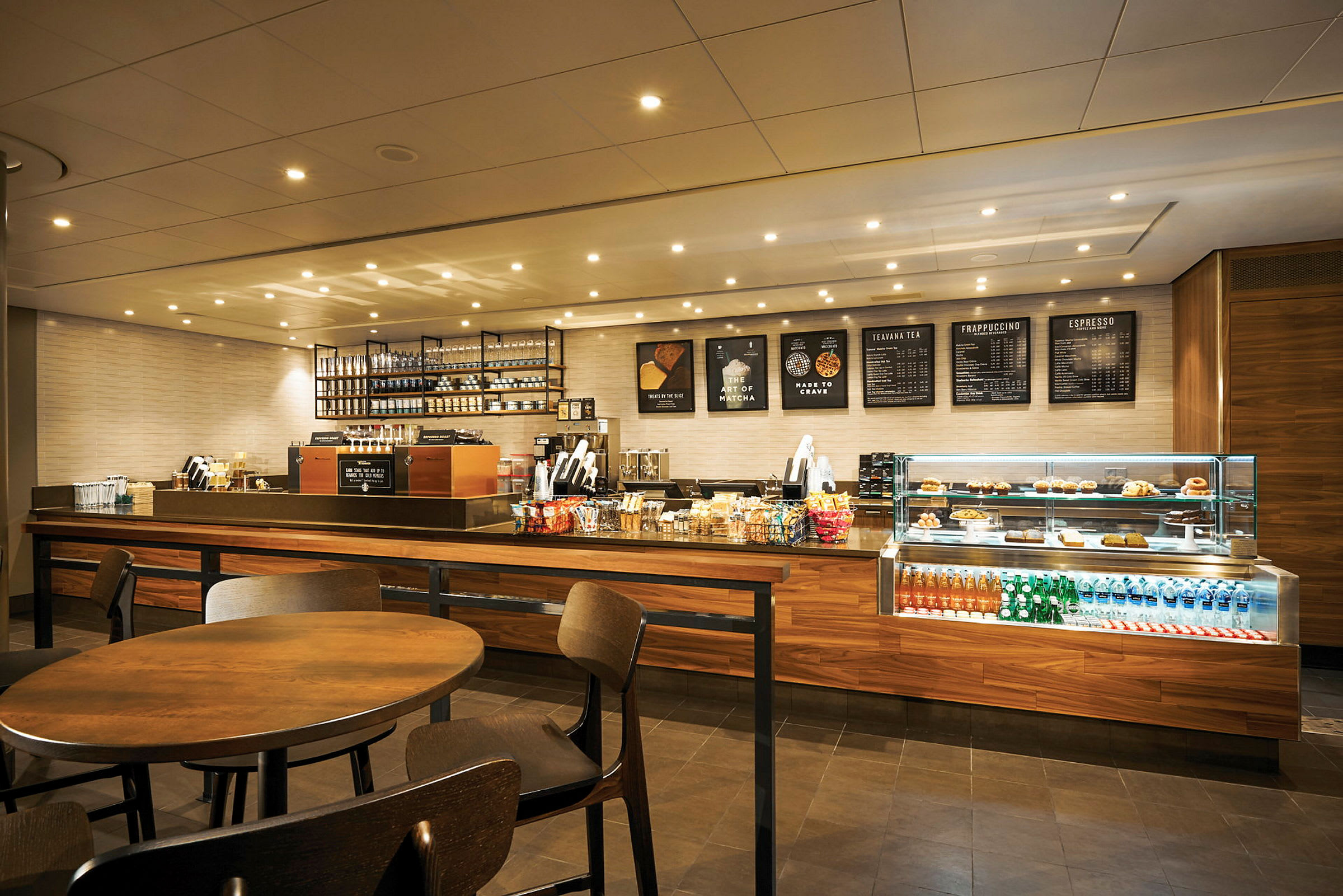 Interiør av en kafé med mat og drikke til salgs. (AI-generert tekst)