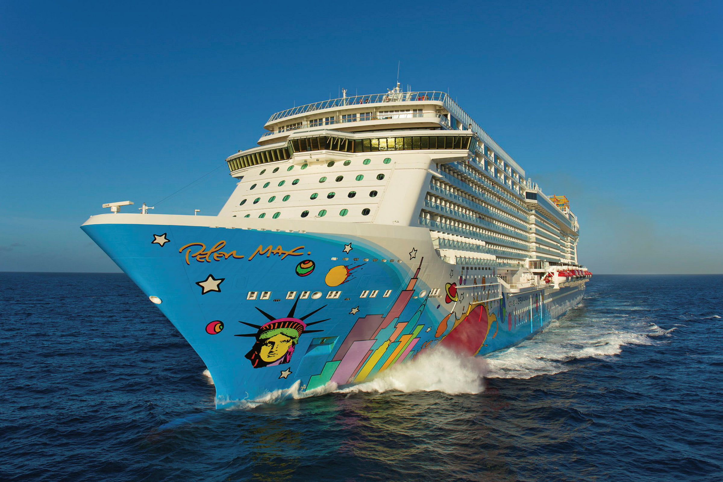 Et stort cruiseskip med fargerik dekor på skroget på åpent hav. (AI-generert tekst)