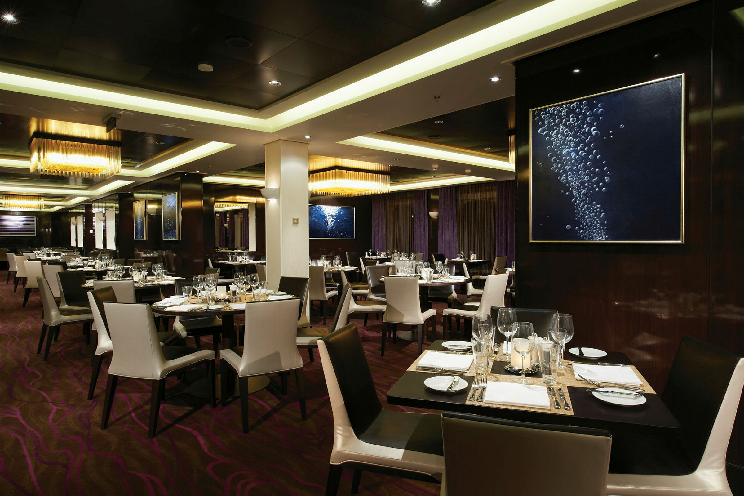 En elegant restaurant med dekkede bord og stilfull belysning. (AI-generert tekst)