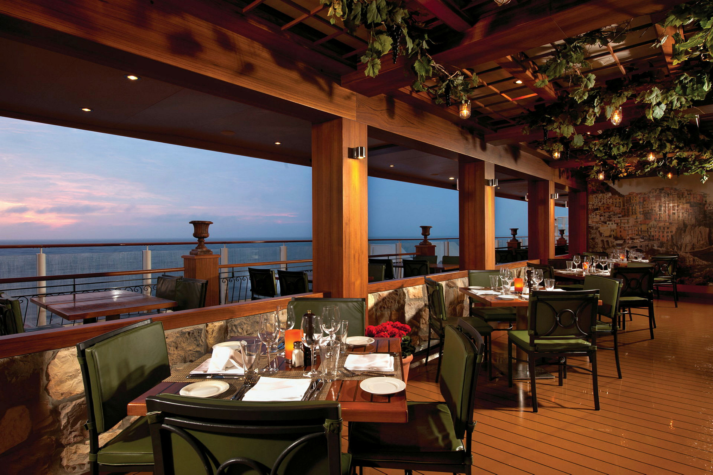 Restaurant med terrasse og havutsikt ved solnedgang. (AI-generert tekst)