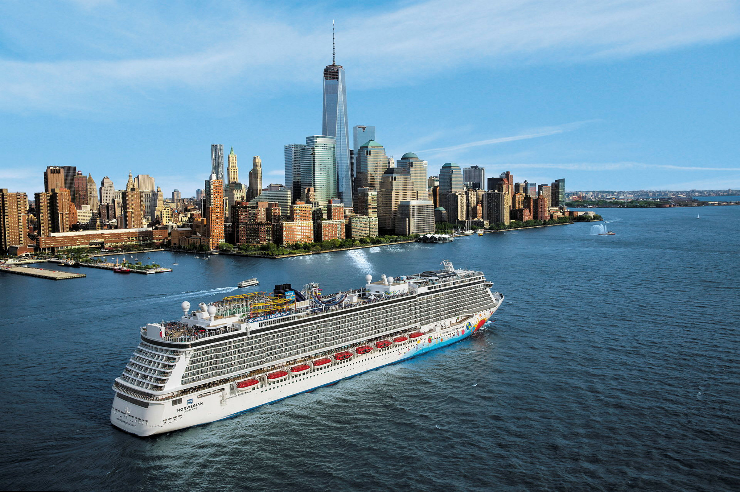 Et cruiseskip på vannet med New Yorks skyline i bakgrunnen. (AI-generert tekst)