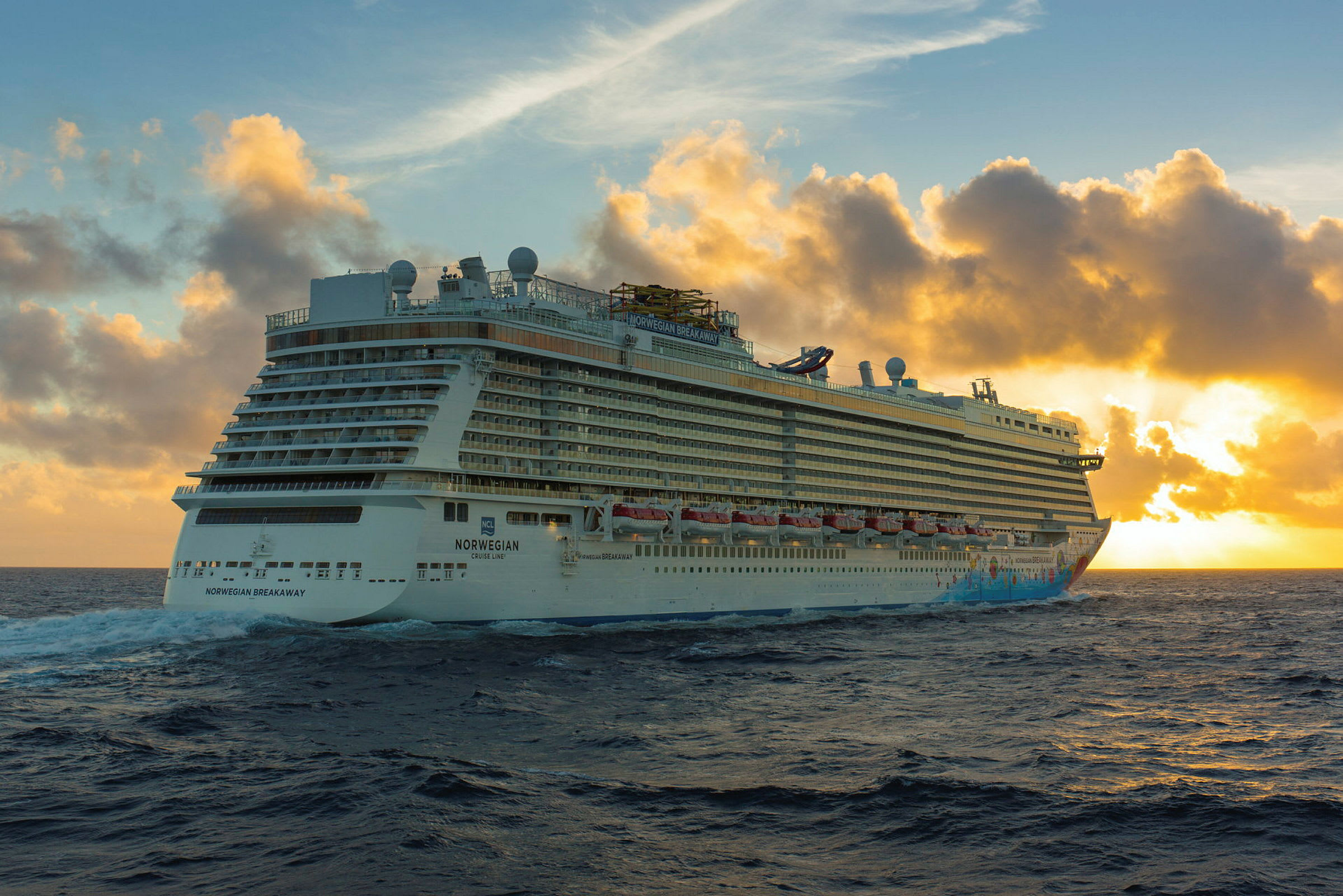 Et cruiseskip seiler på havet ved solnedgang. (AI-generert tekst)