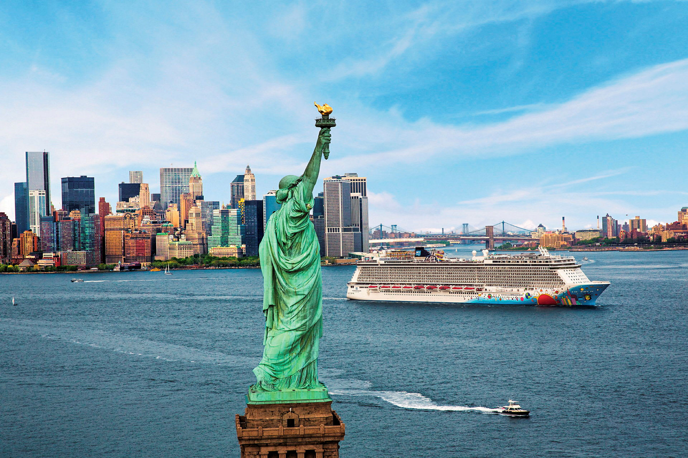 Frihetsgudinnen med New Yorks silhuett i bakgrunnen og et cruiseskip på vannet. (AI-generert tekst)