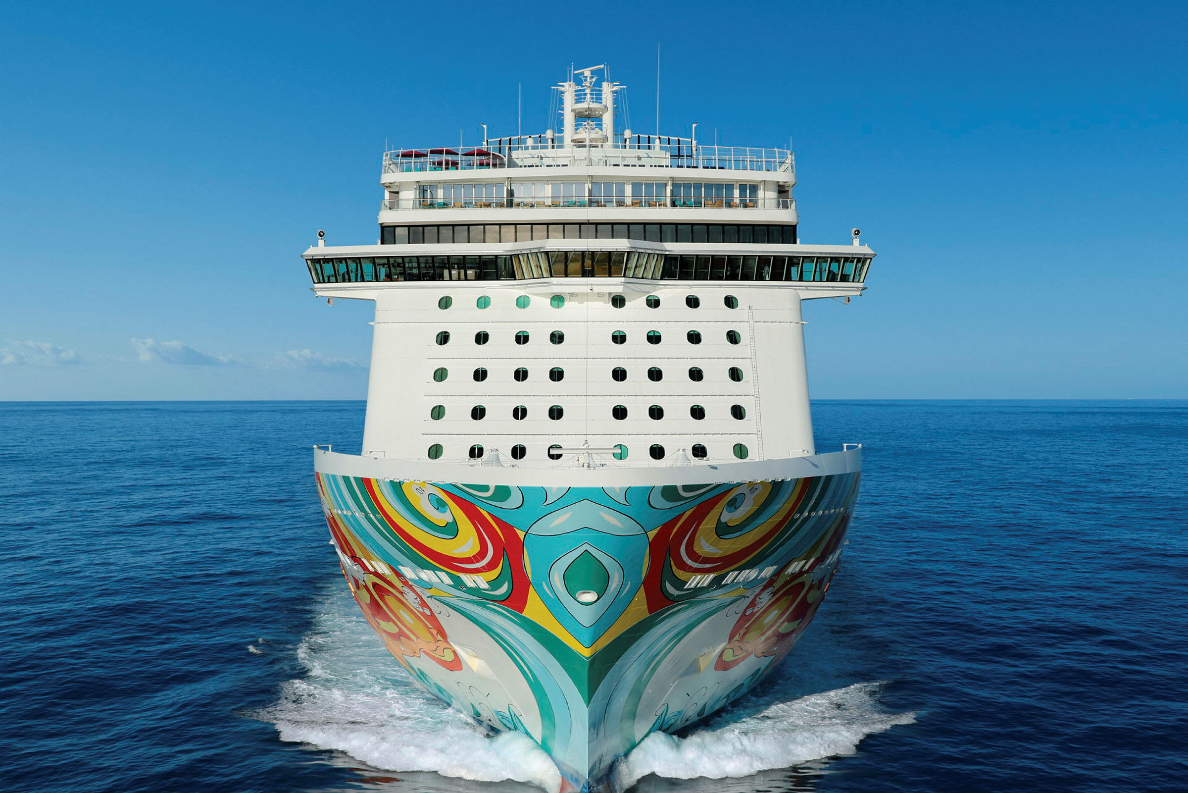 Cruiseskipets baug med fargerikt mønster og blå himmel i bakgrunnen. (AI-generert tekst)