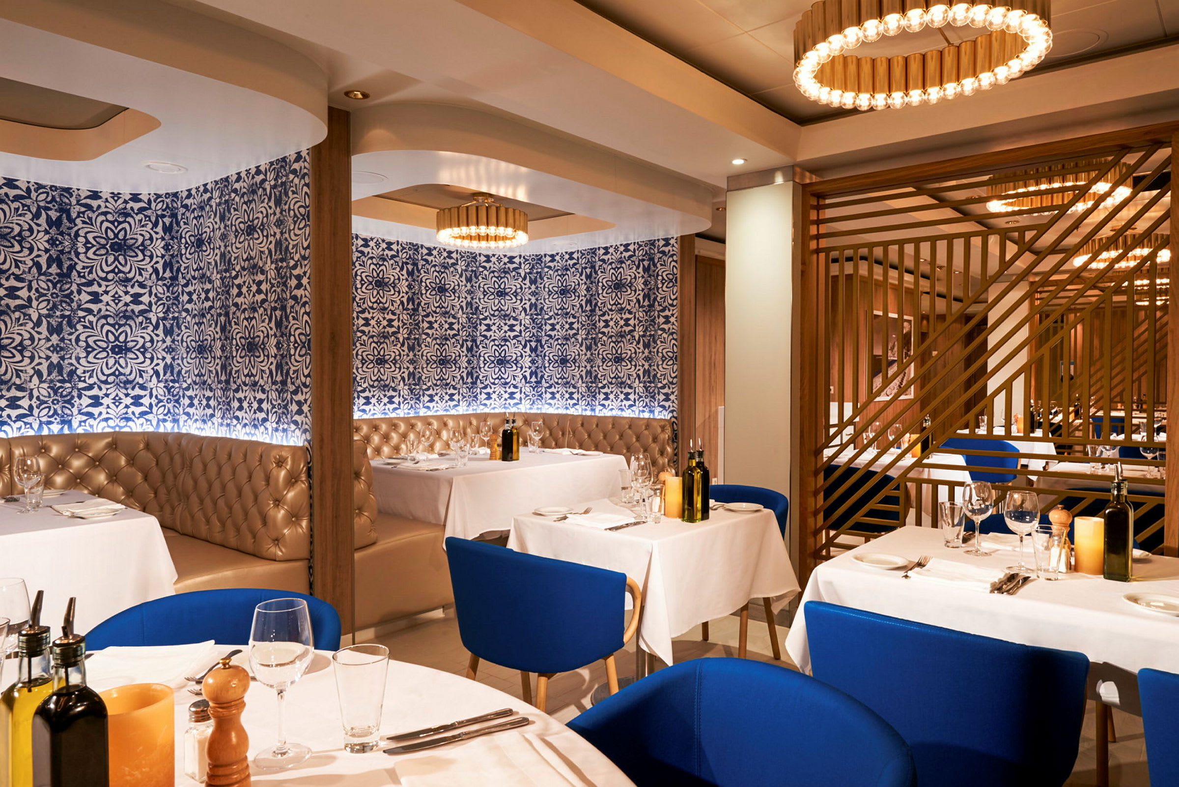 Restaurant med hvite duker, blå stoler og dekorerte vegger. (AI-generert tekst)