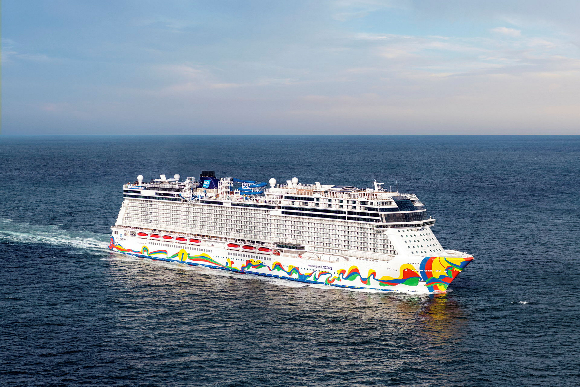 Et stort cruiseskip seiler på åpent hav under klar himmel. (AI-generert tekst)