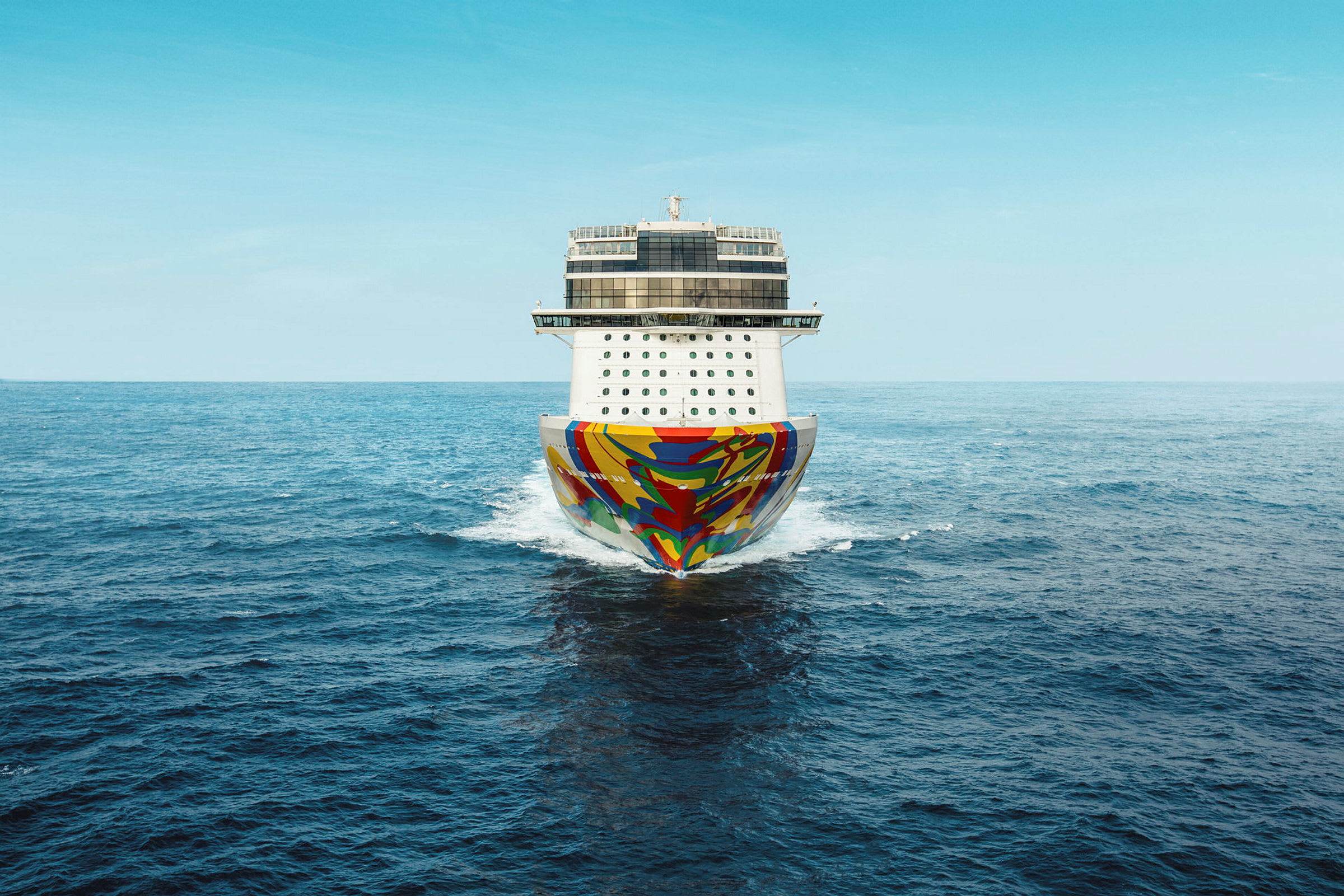 Et fargerikt malt cruiseskip på åpent hav. (AI-generert tekst)