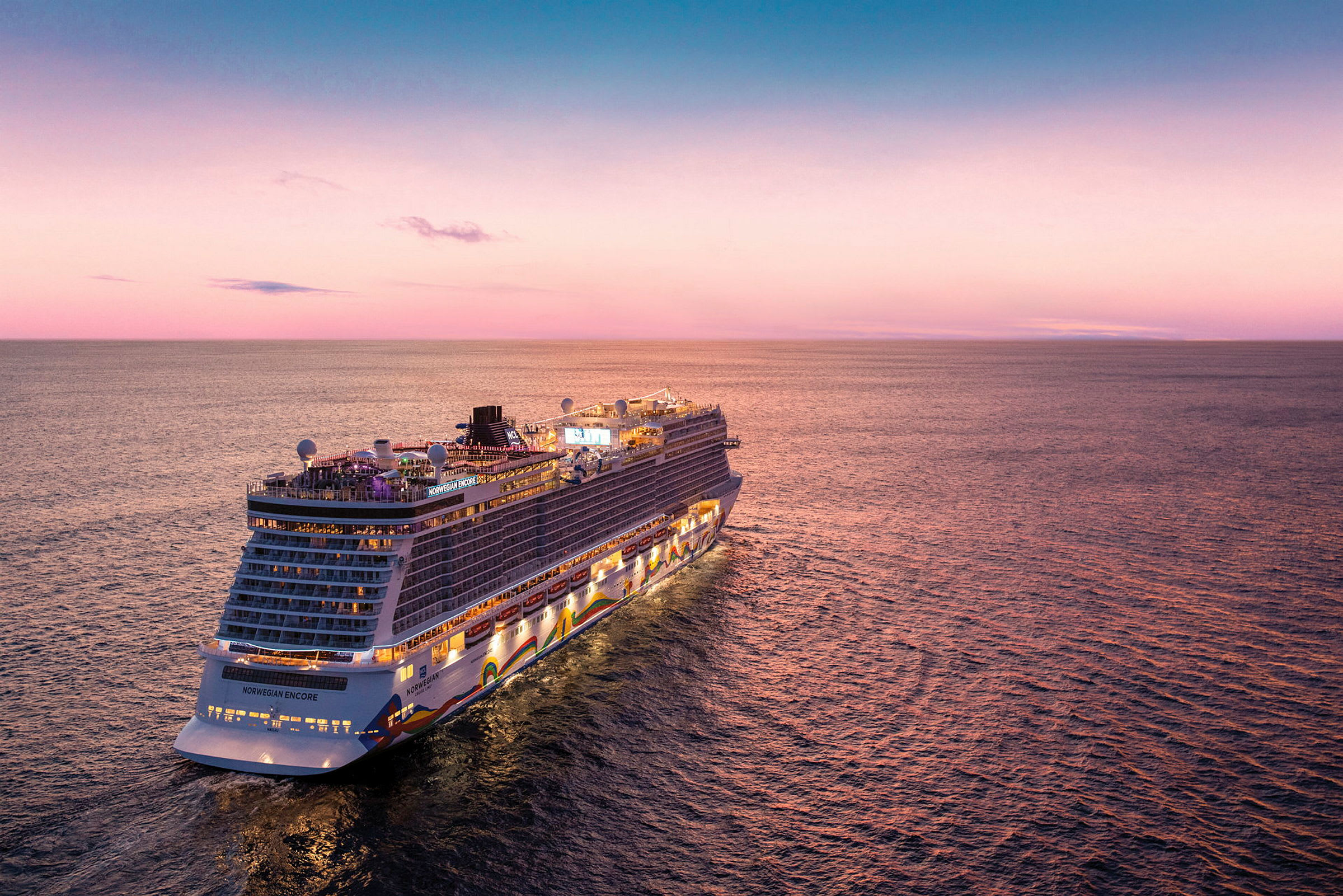 Et cruiseskip seiler på havet under en solnedgang. (AI-generert tekst)