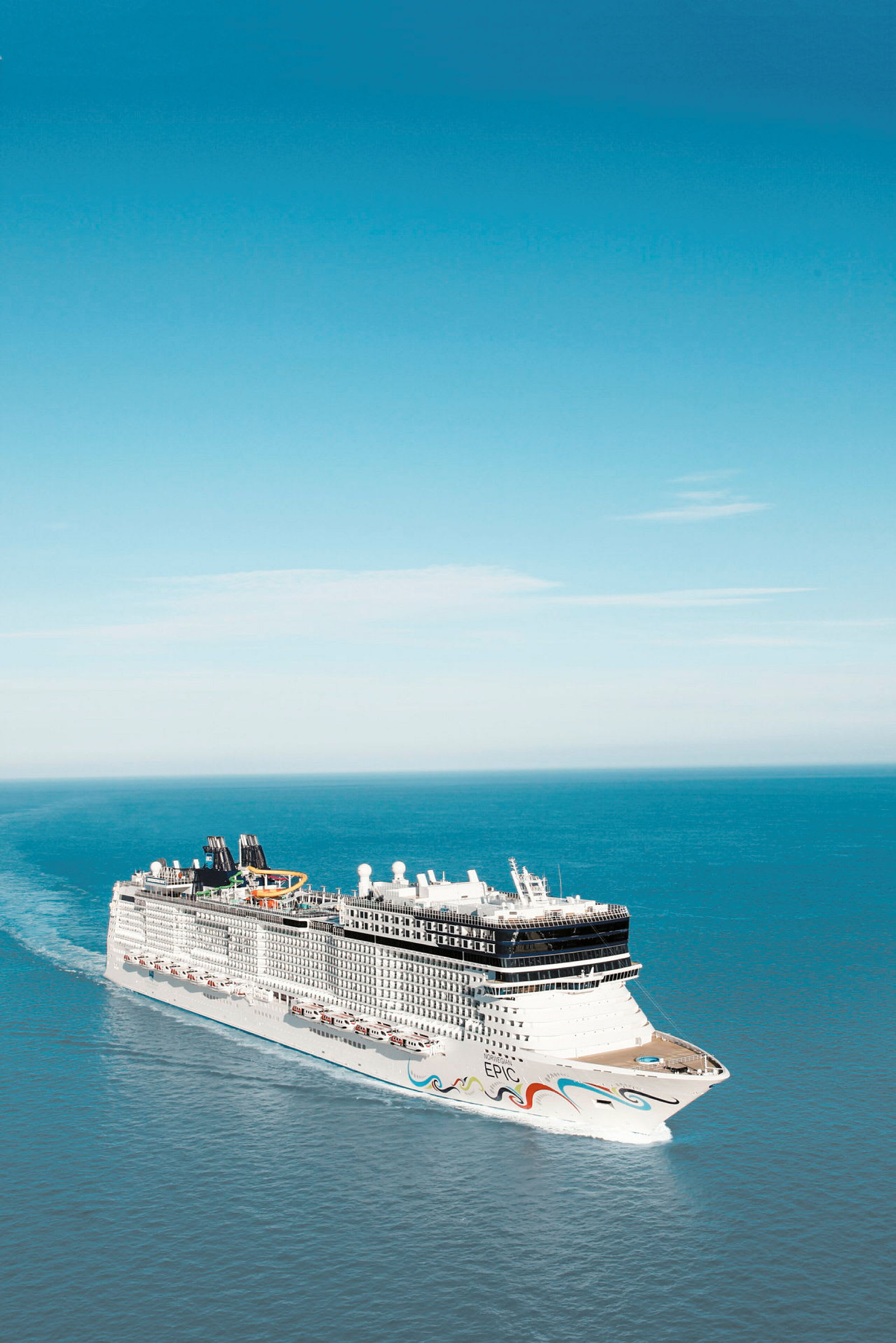 Bilde av et cruiseskip som seiler på åpent hav under en klar blå himmel. (AI-generert tekst)