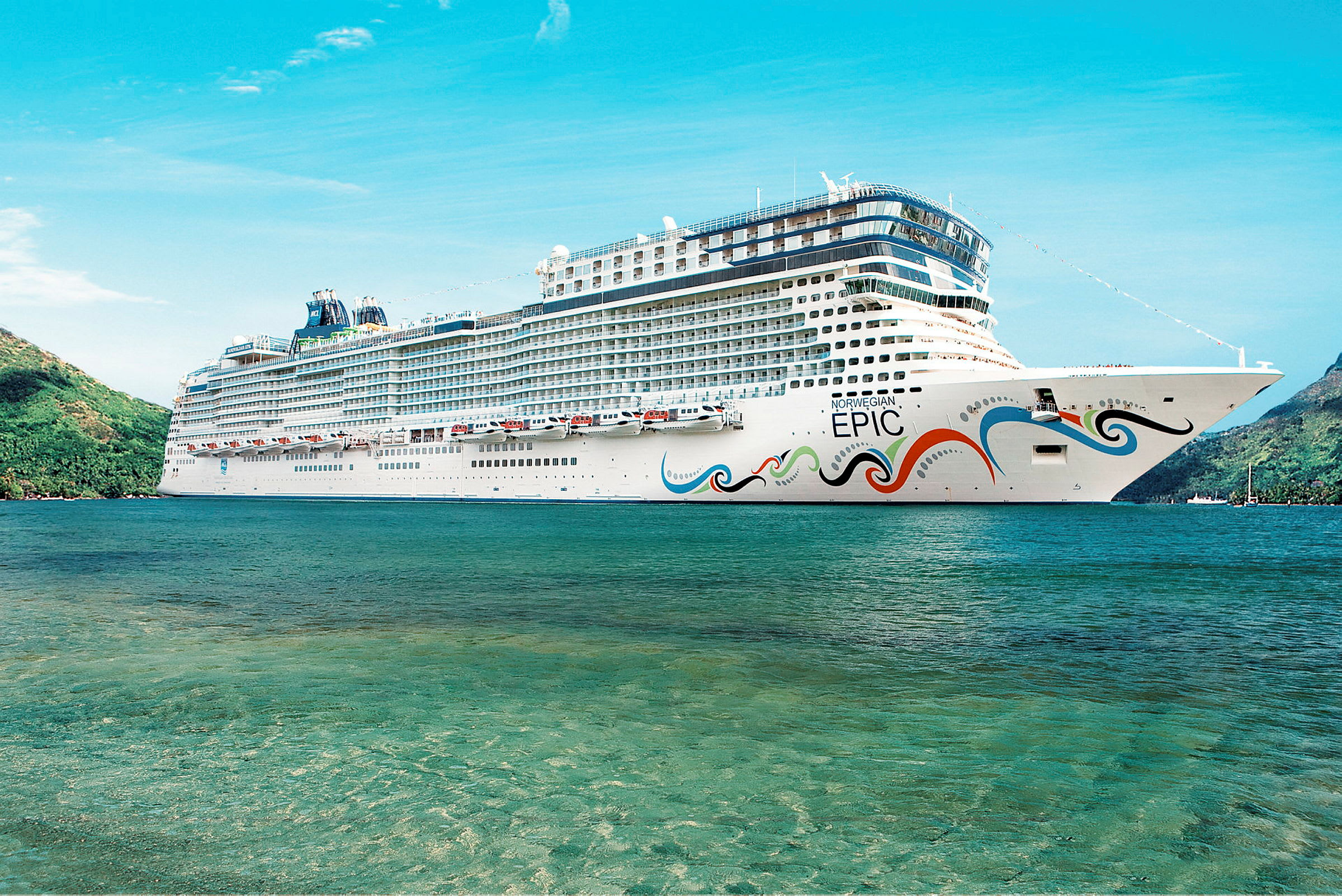 Bilde av et stort cruiseskip, Norwegian Epic, som ligger ved kysten med klart blått vann. (AI-generert tekst)