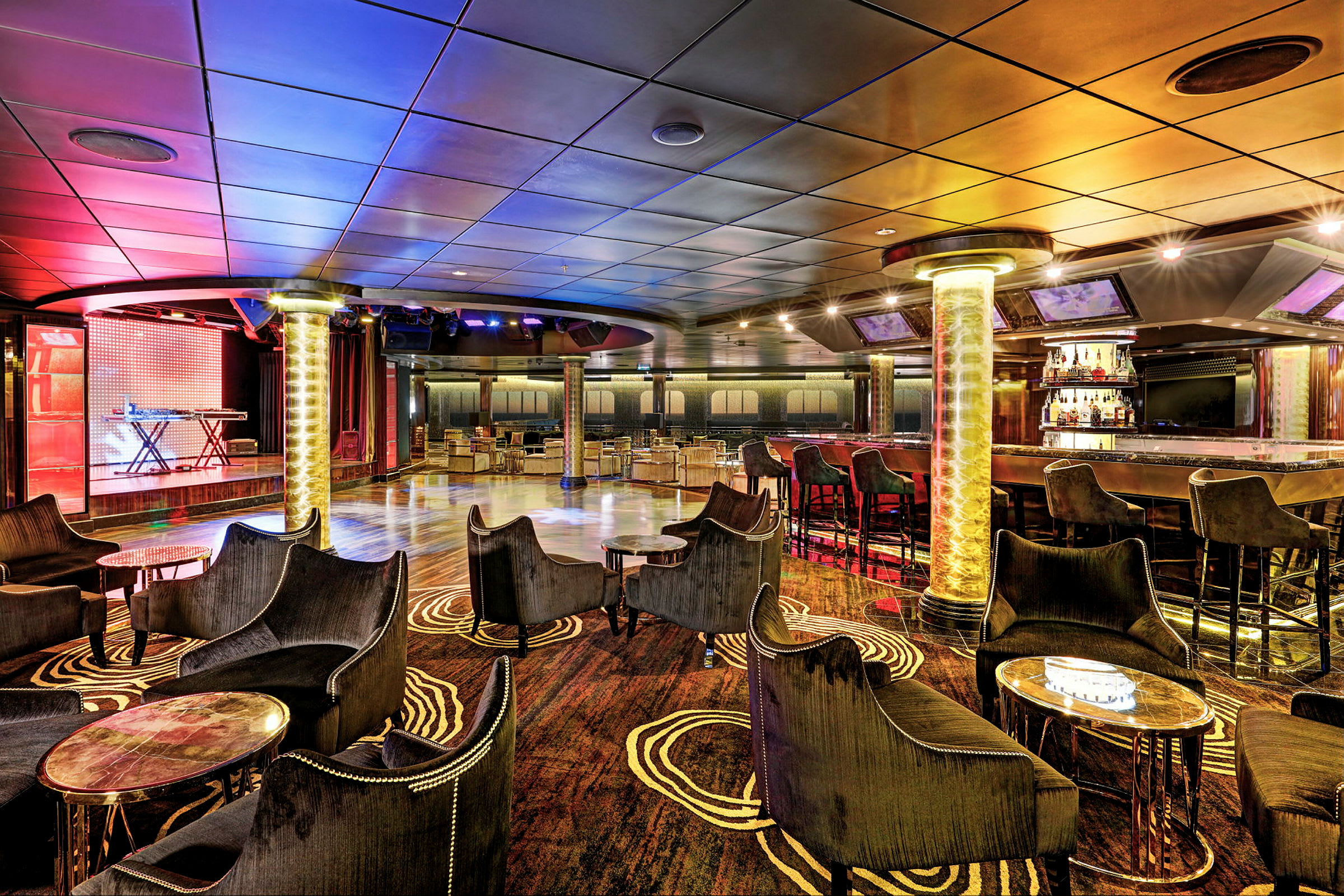En moderne lounge med bardisk og sitteplasser i et fargerikt og stilfullt miljø. (AI-generert tekst)