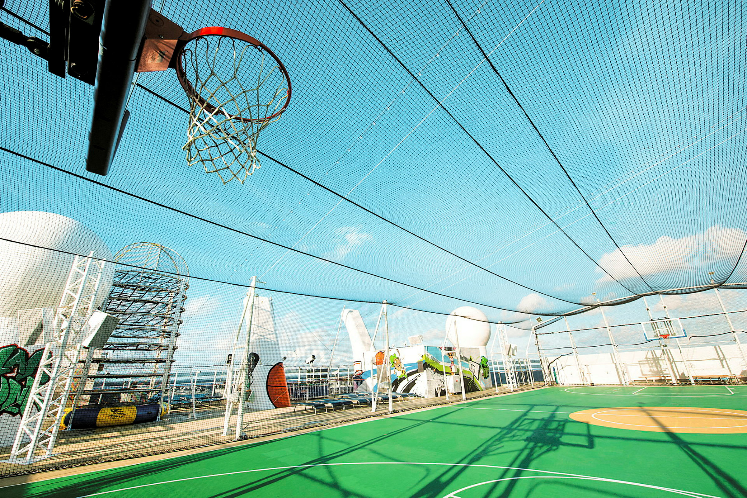 Basketballbane på et skip med nett som beskyttelse. (AI-generert tekst)