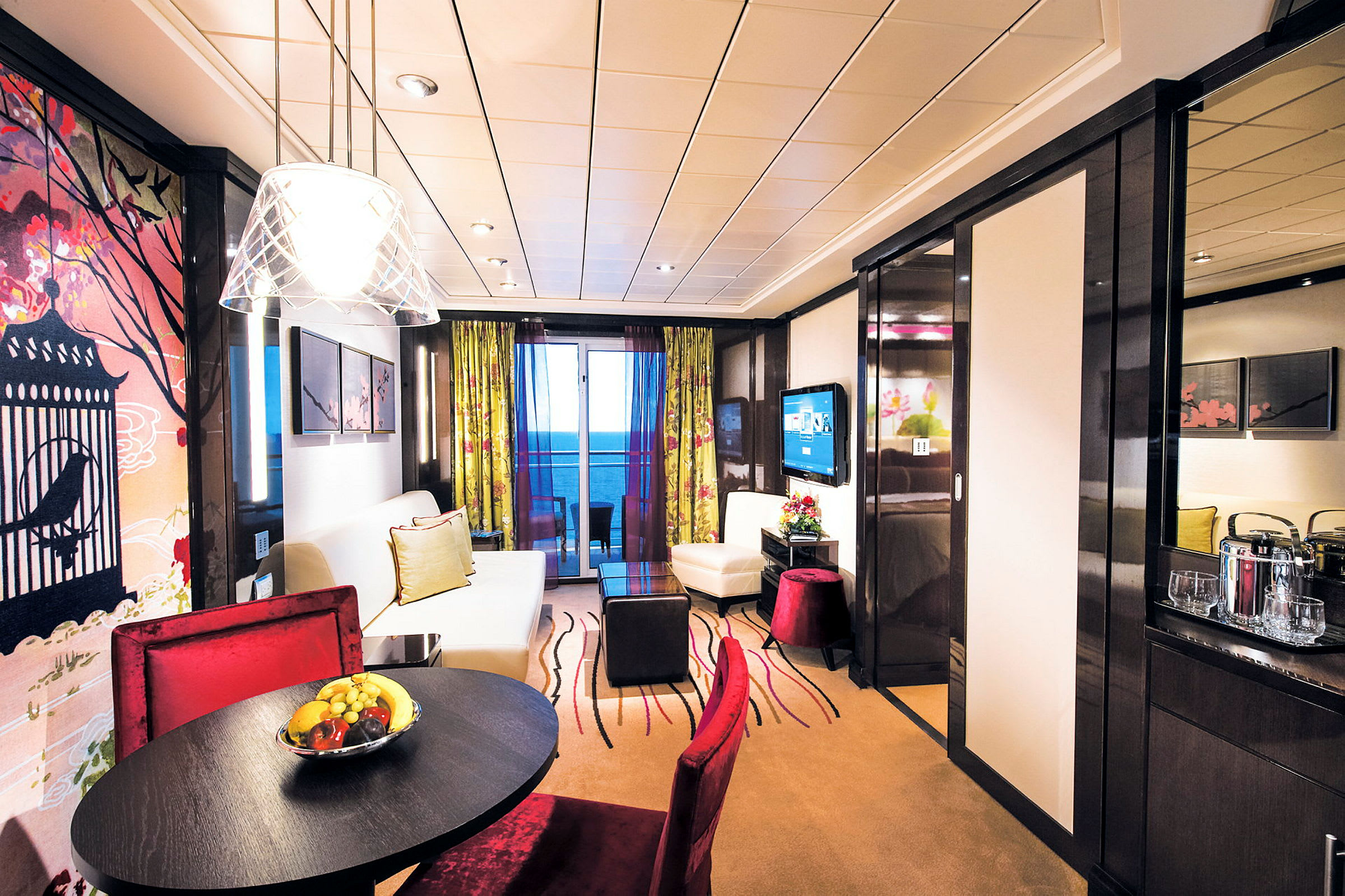 Et elegant hotellrom med moderne innredning, en sittegruppe og utsikt over havet. (AI-generert tekst)