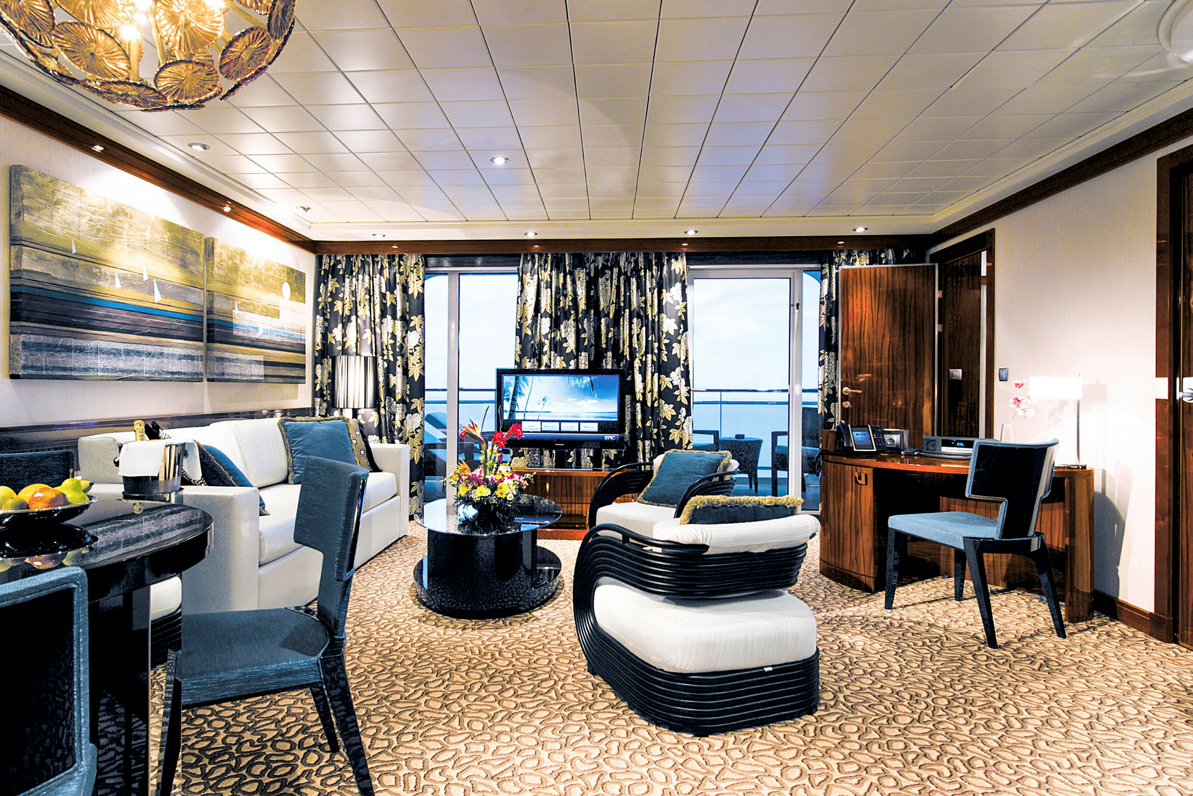 Elegant hotellrom med sittegruppe, spiseområde og panoramavinduer. (AI-generert tekst)